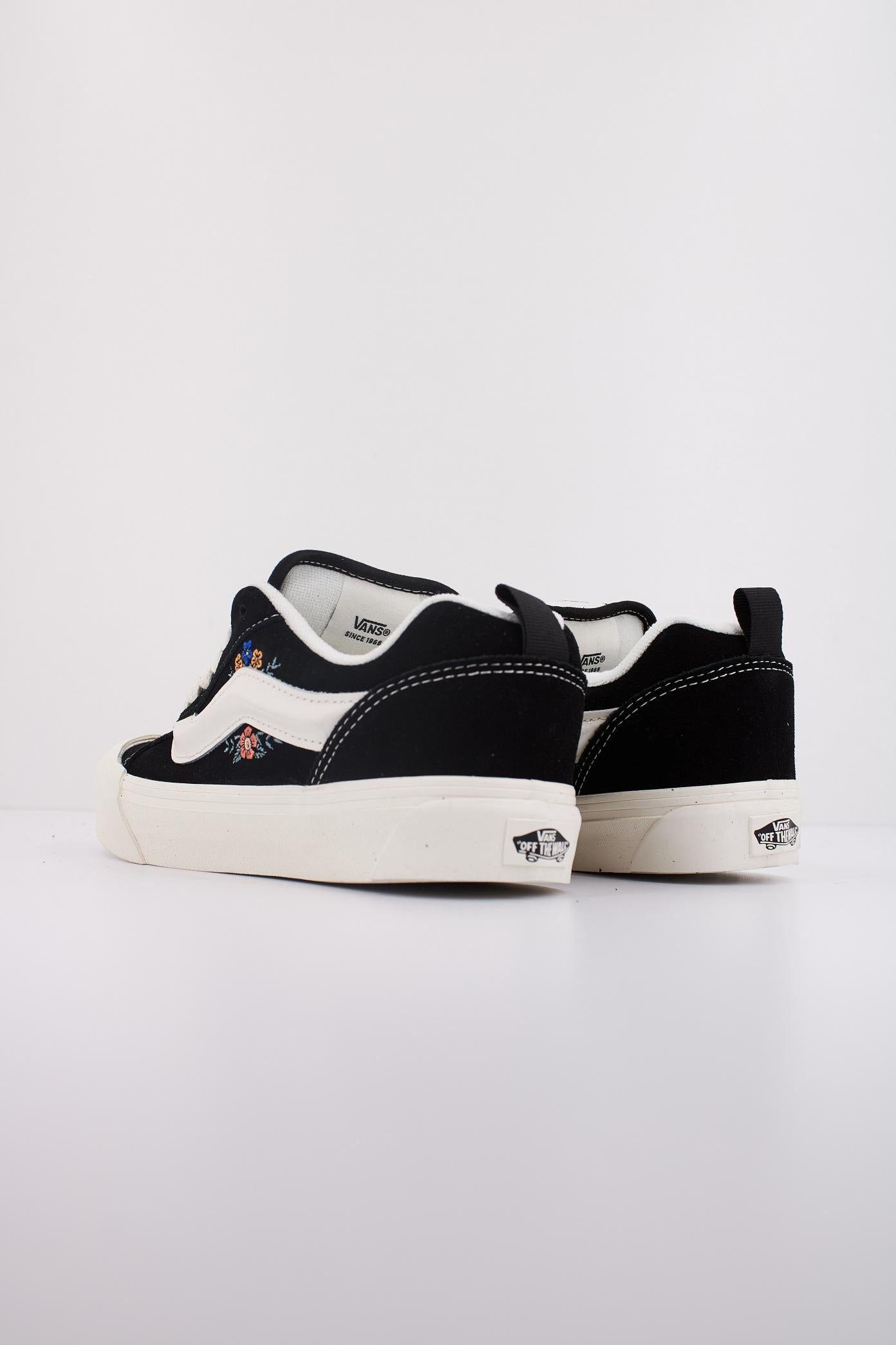 VANS KNU SKOOL en color NEGRO  (4)
