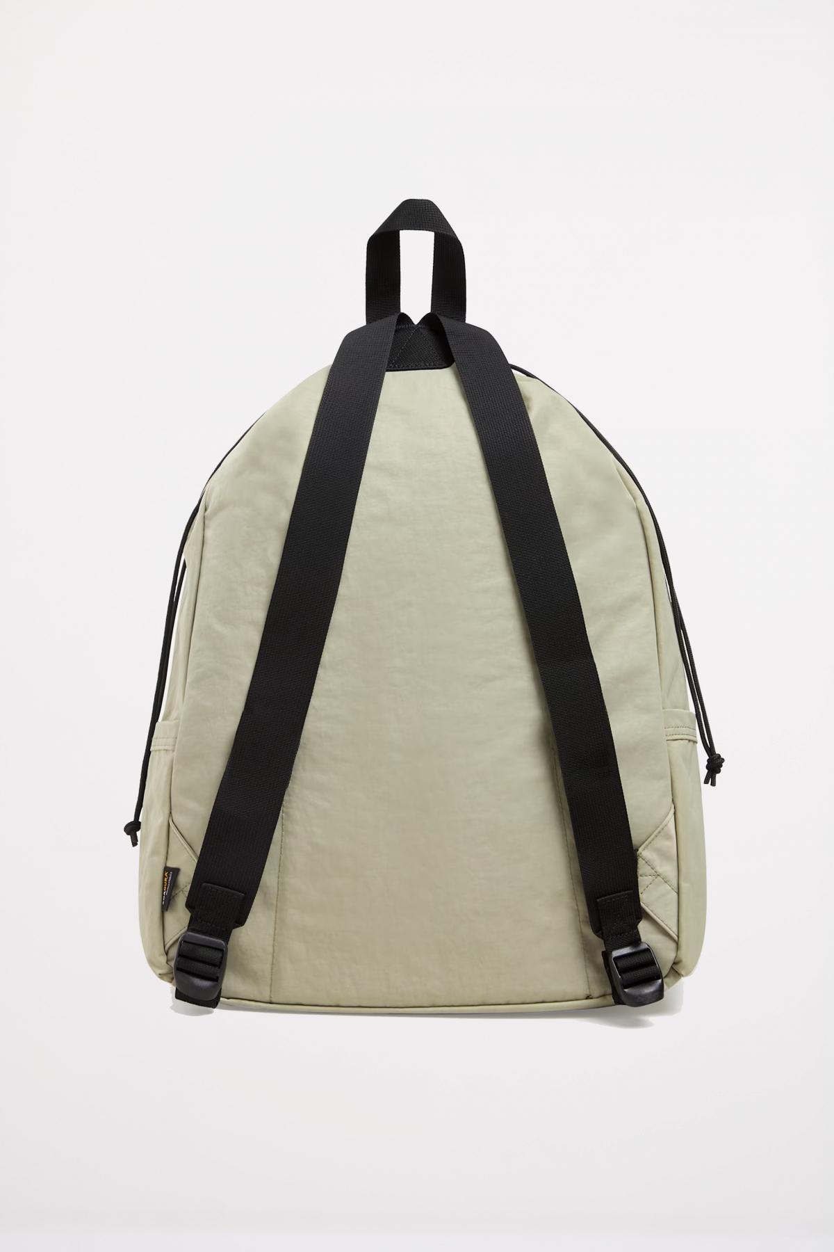 VANS OLD SKOOL CINCH BACKPA en color VERDE  (2)