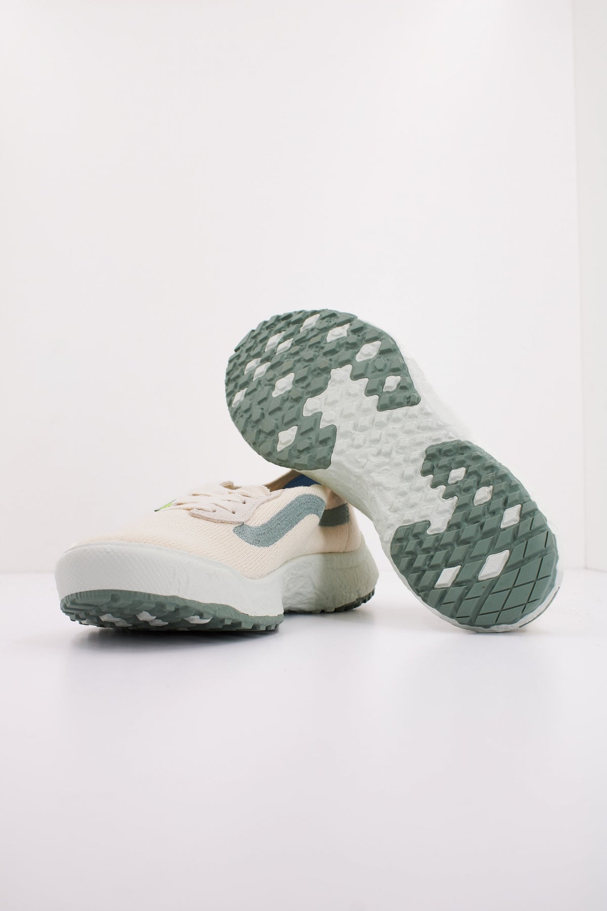 VANS MTE ULTRARANGE VR en color BLANCO  (5)