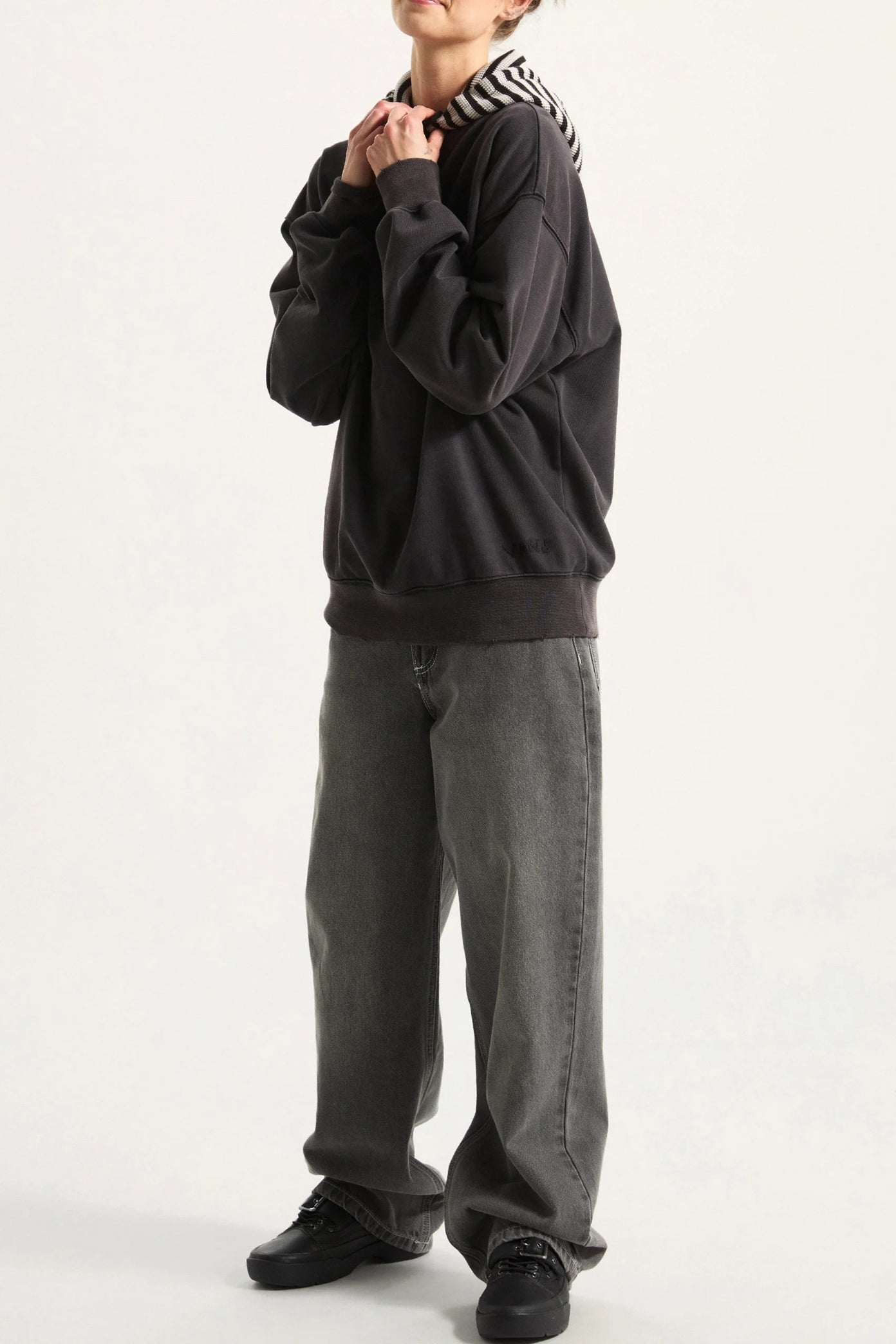 VANS EFFY HOODED CREW en color NEGRO  (4)