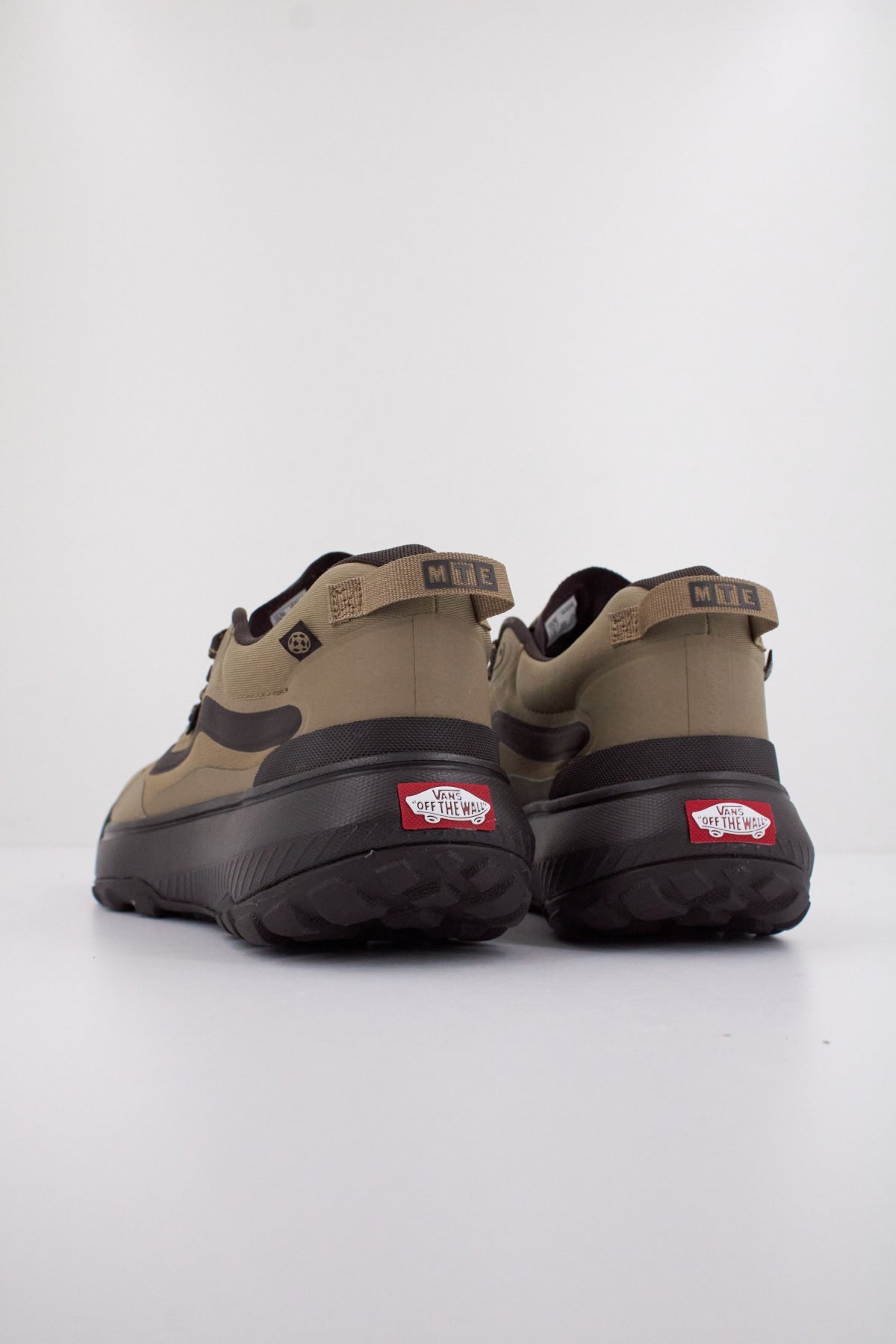 VANS MTE CROSSPATH en color MARRON CLARO  (4)