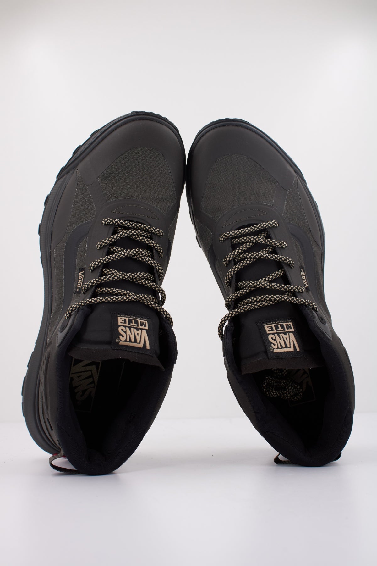 VANS  MTE CROSSPATH MID  en color NEGRO  (3)