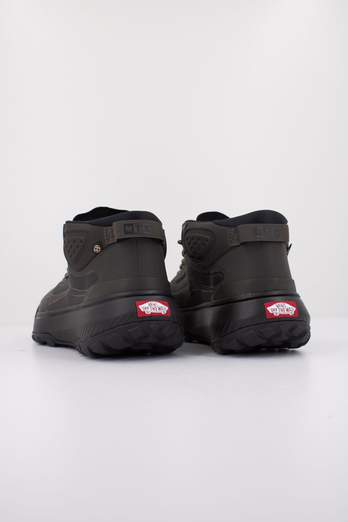 VANS  MTE CROSSPATH MID  en color NEGRO  (4)