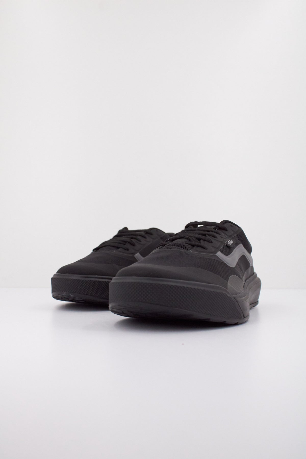 VANS  MTE ULTRARANGE . RW  en color NEGRO  (2)