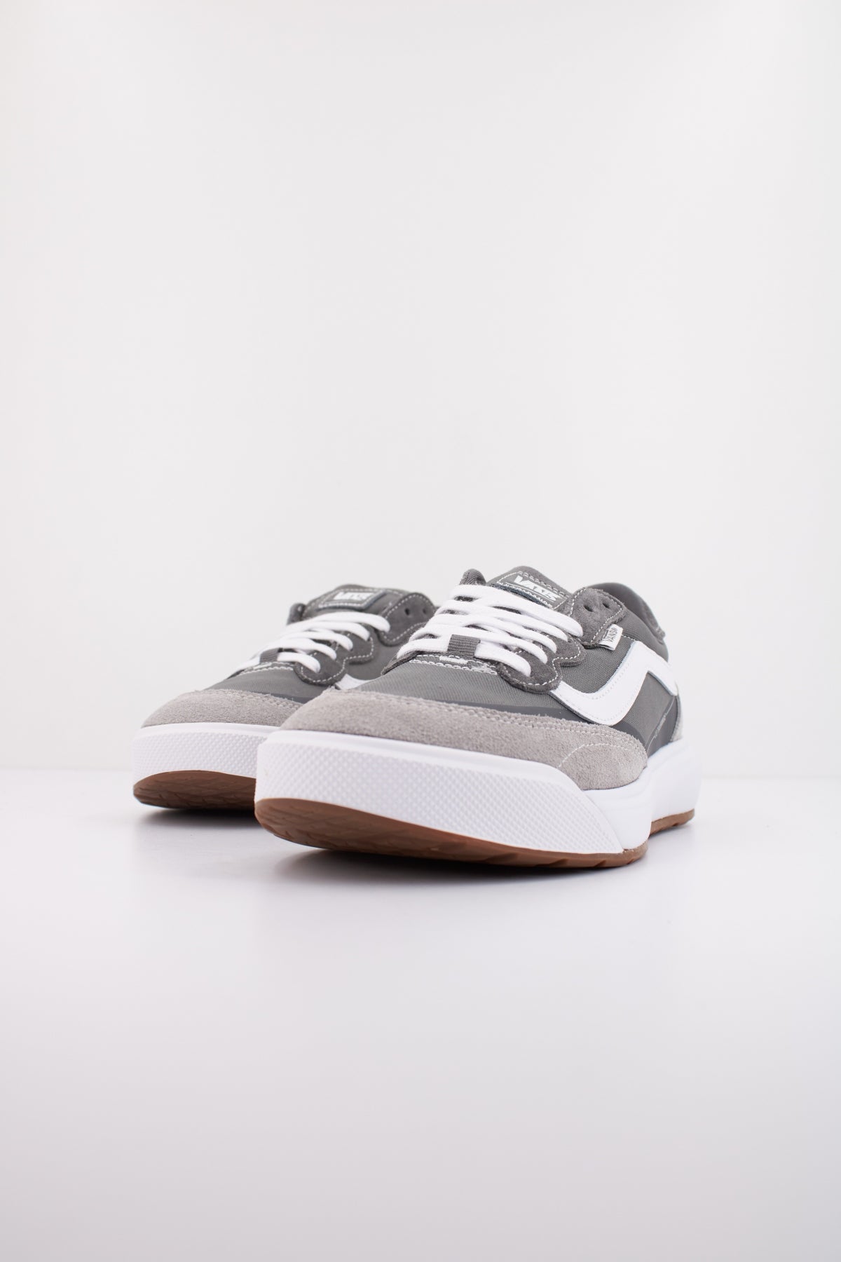 VANS MTE ULTRARANGE . en color GRIS  (2)