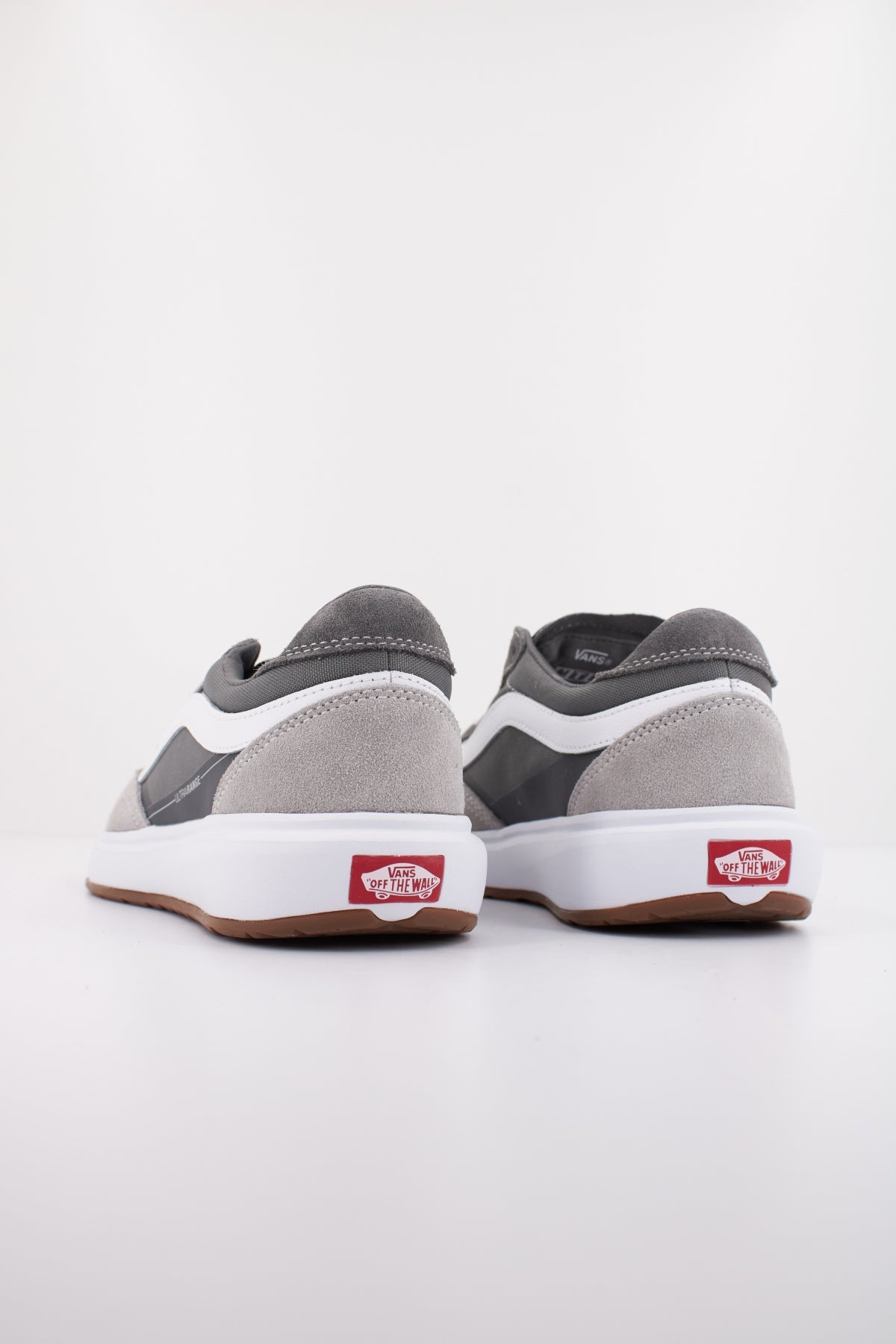 VANS MTE ULTRARANGE . en color GRIS  (4)