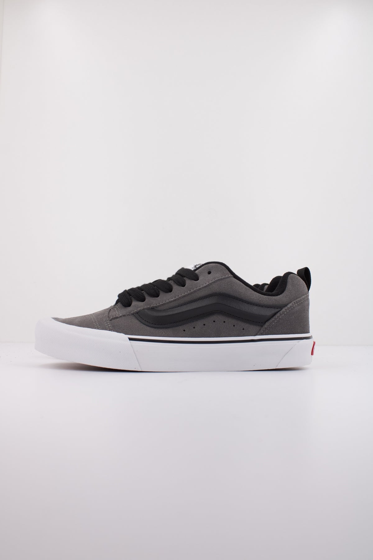 VANS KNU SKOOL en color GRIS  (1)