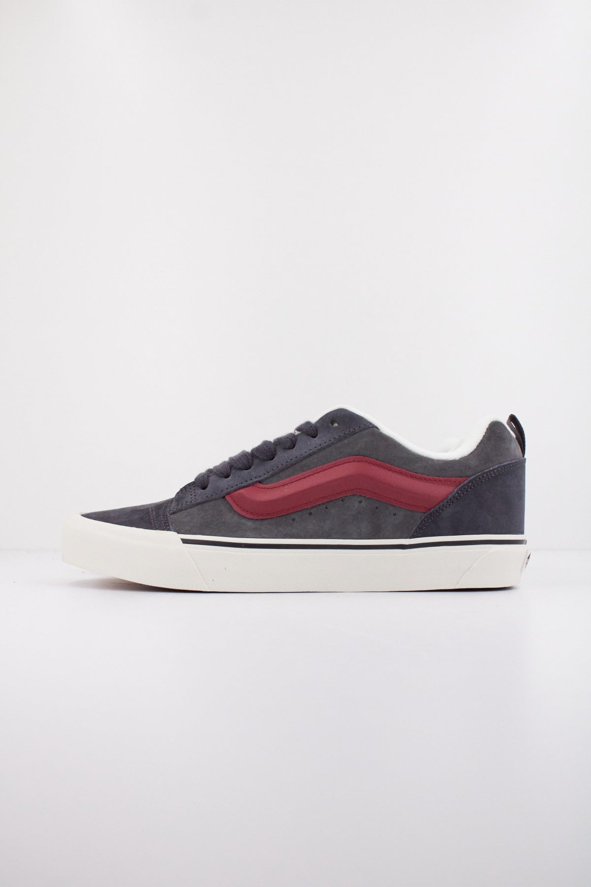 VANS KNU SKOOL en color GRIS  (1)