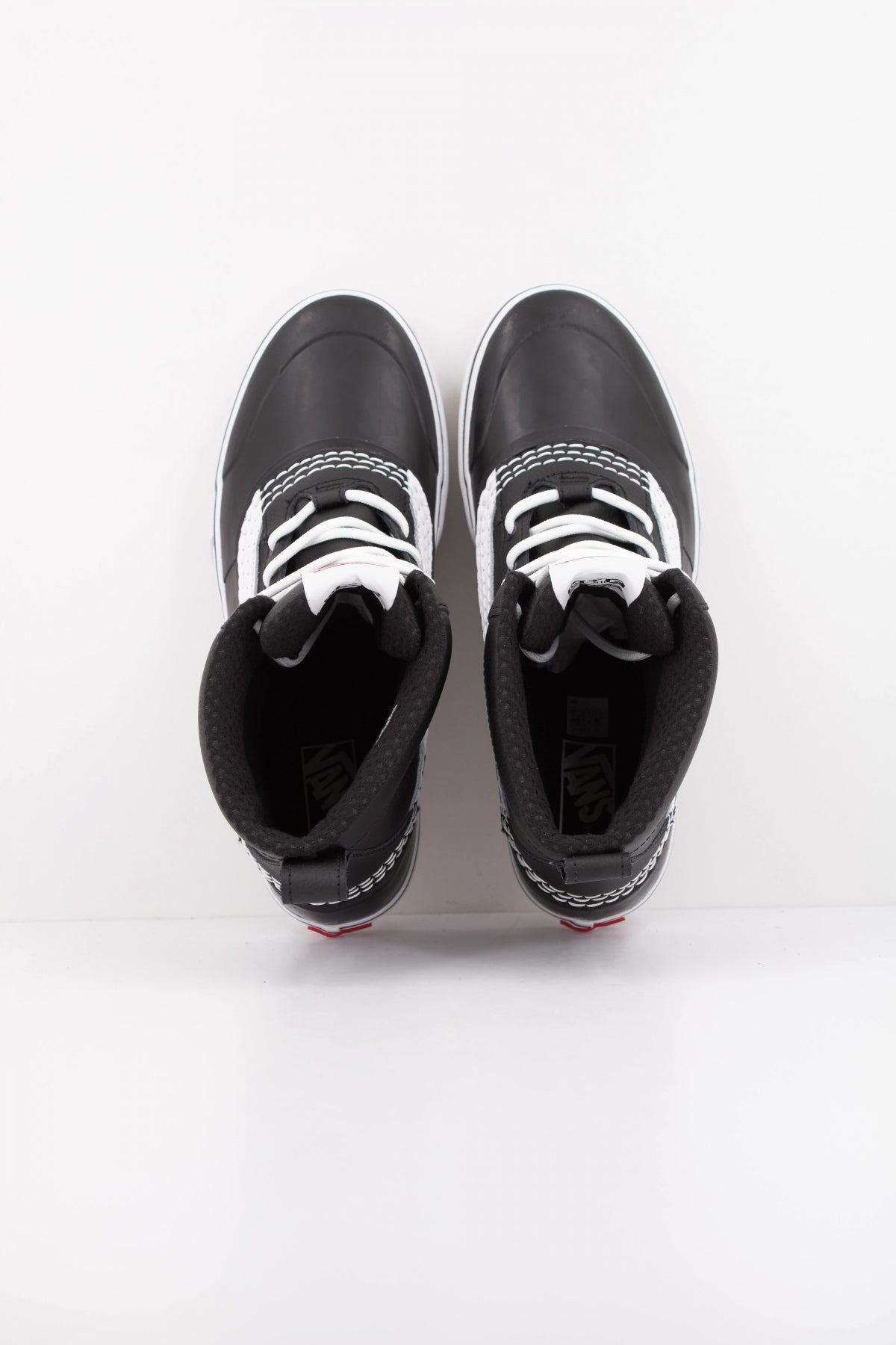 VANS MTE STANDARD MID WATERPROOF en color NEGRO  (5)