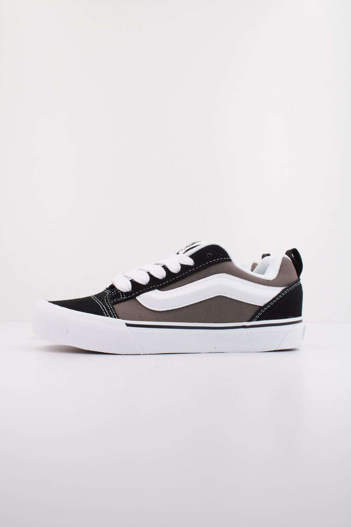 VANS KNU SKOOL en color NEGRO  (1)