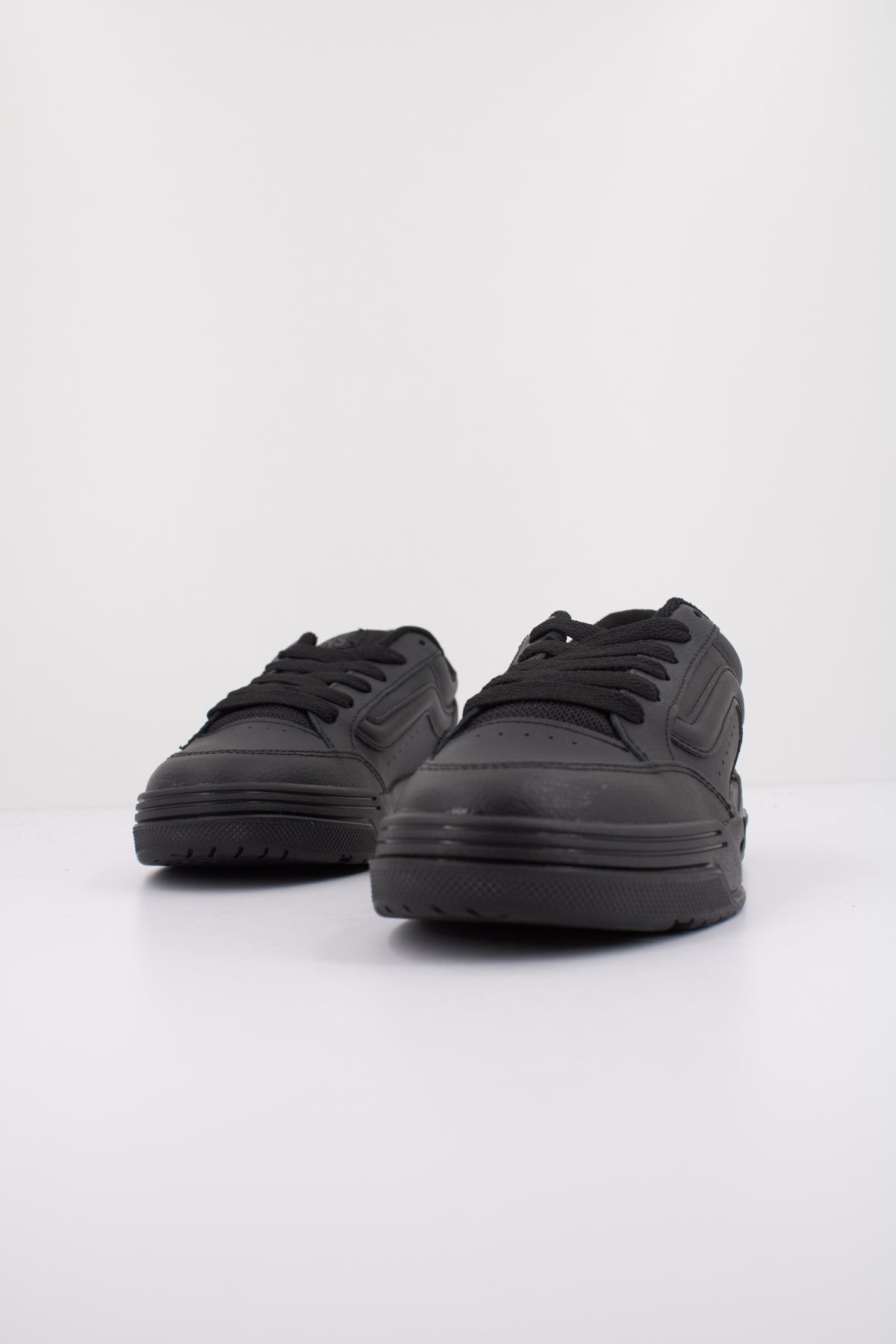 VANS  HYLANE  en color NEGRO  (2)