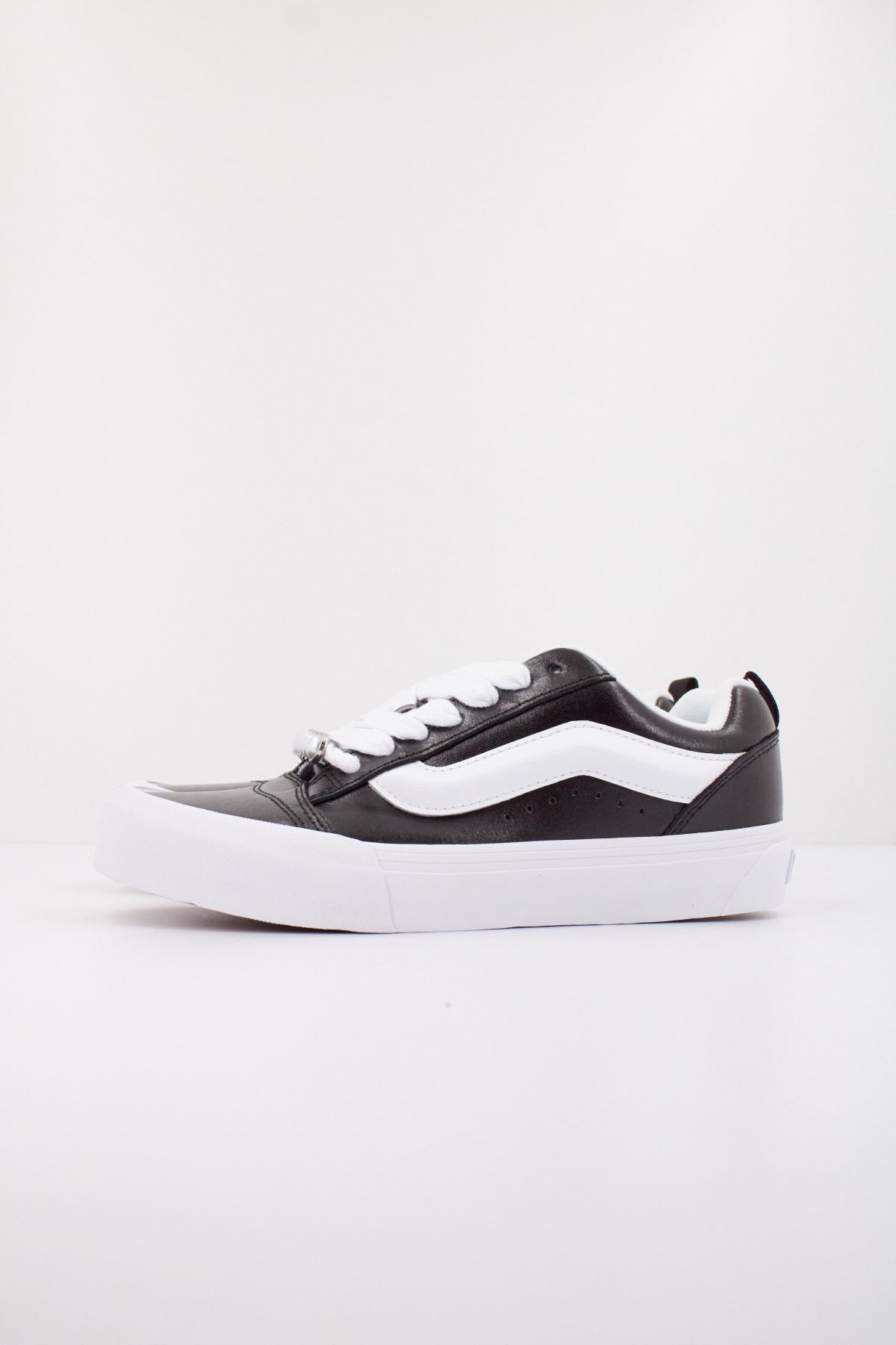 VANS KNU SKOOL en color NEGRO  (1)