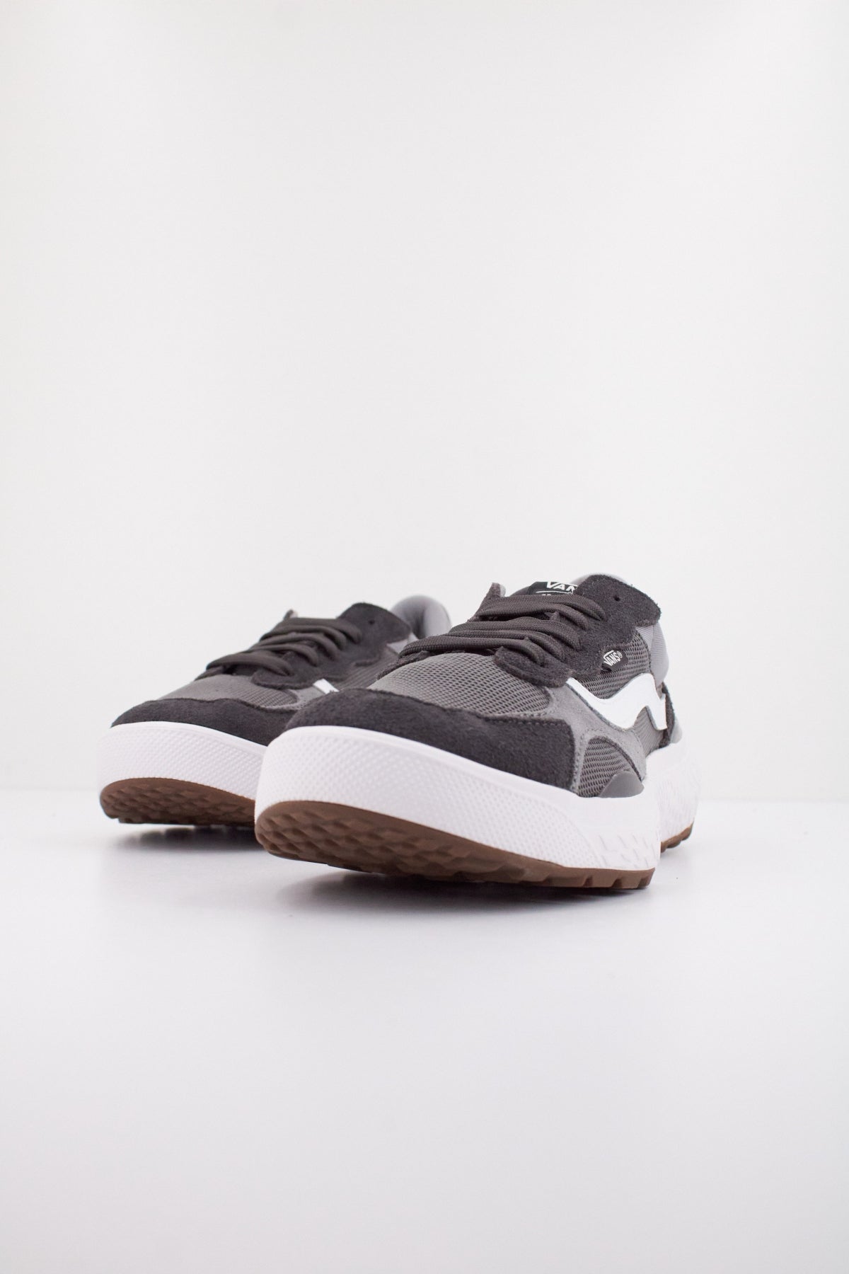 VANS ULTRA RANGE NEO VR en color GRIS  (2)