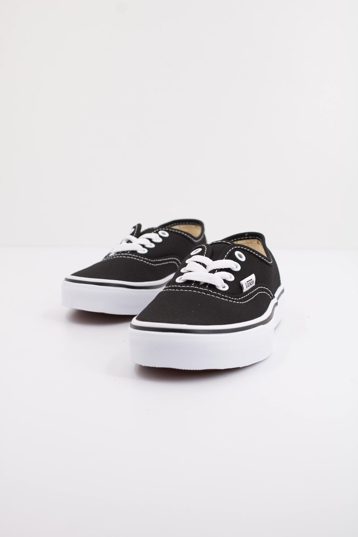 VANS AUTHENTIC en color NEGRO  (2)