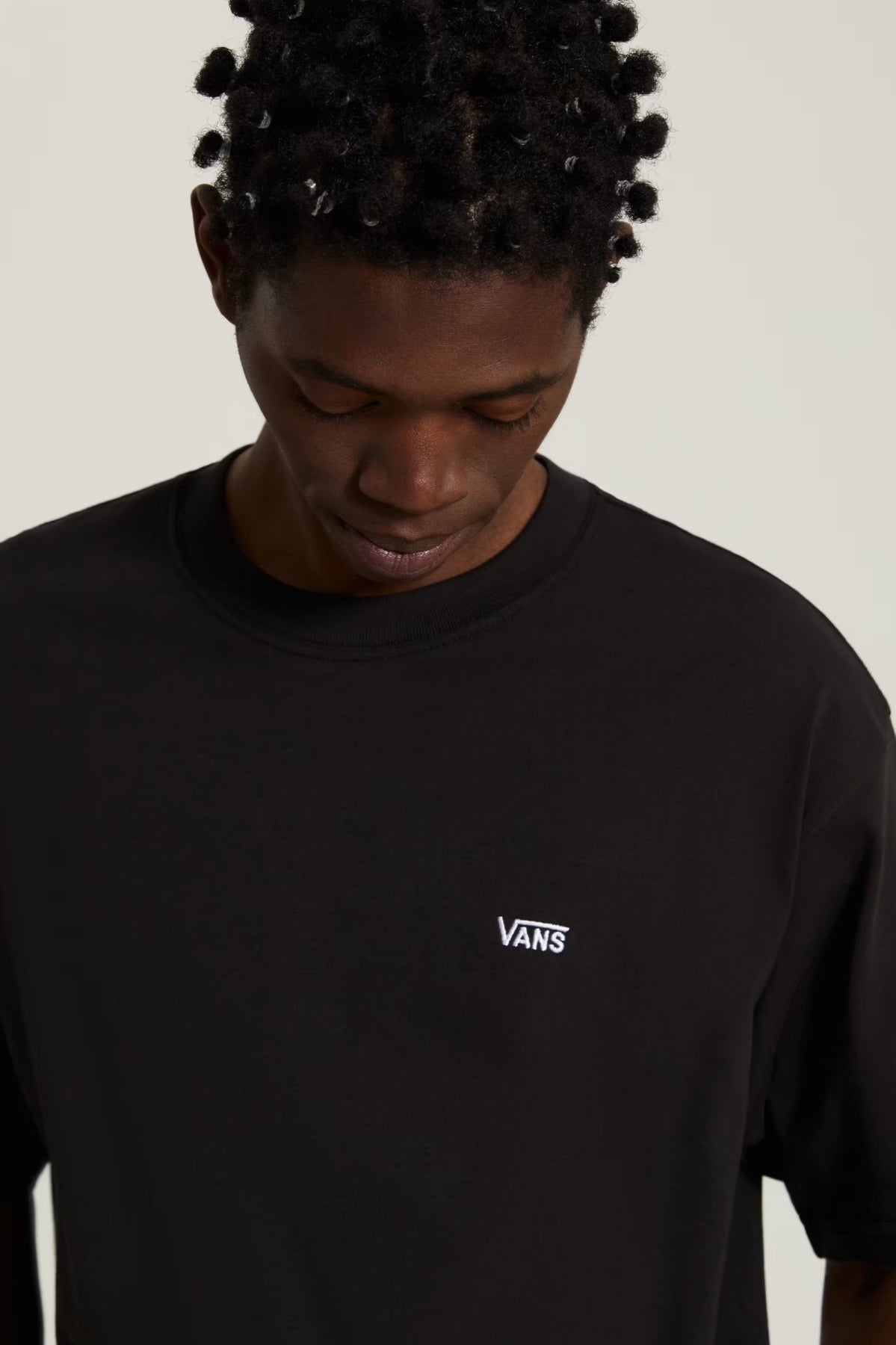 VANS VNFFBLK LEFT CHEST II LOOSE SS en color NEGRO  (3)