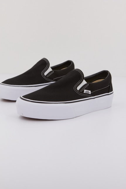 VANS  UA CLASSIC SLIP-ON en color NEGRO  (1)