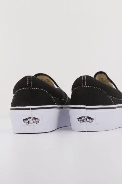 VANS  UA CLASSIC SLIP-ON en color NEGRO  (2)
