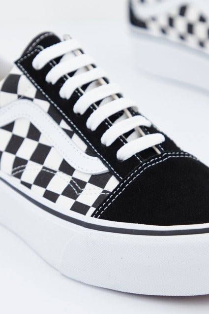 VANS OLD SKOOL PLATFORM en color NEGRO  (2)