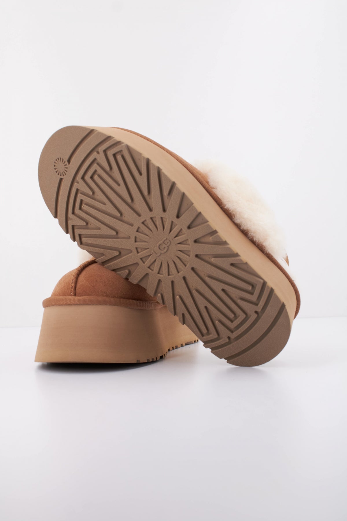 UGG FUNKETTE en color MARRON  (5)