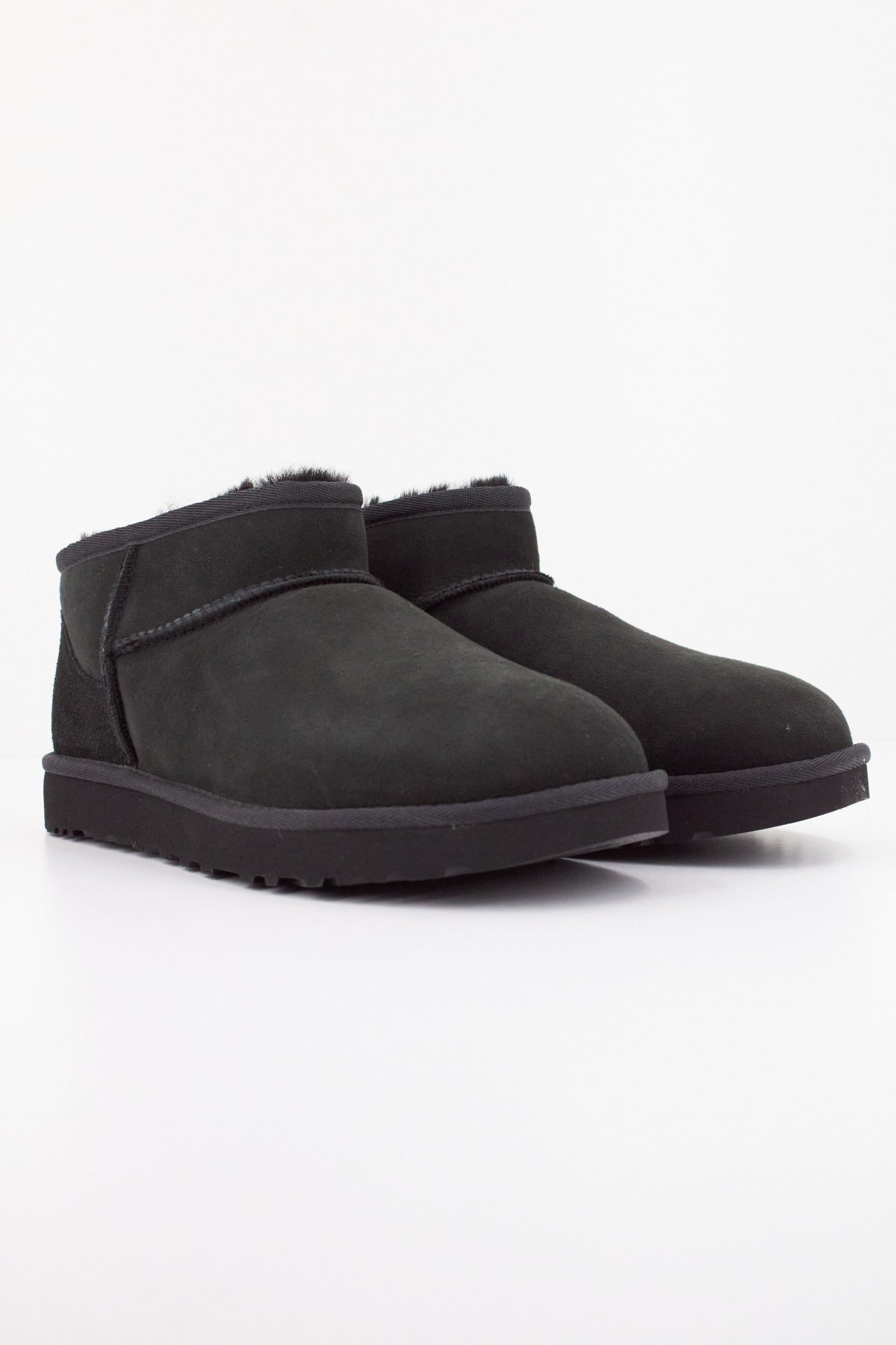 UGG W CLASSIC ULTRA MINI en color NEGRO  (2)