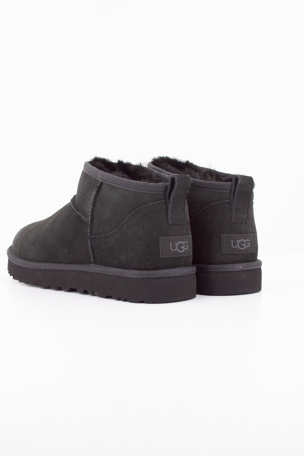 UGG W CLASSIC ULTRA MINI en color NEGRO  (4)