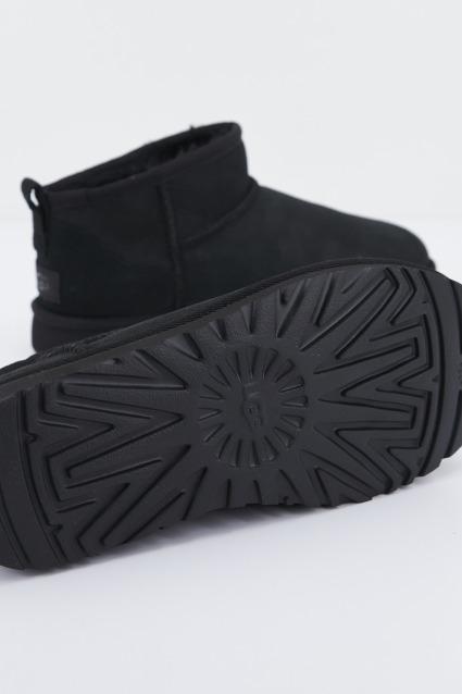 UGG W CLASSIC ULTRA MINI en color NEGRO  (4)