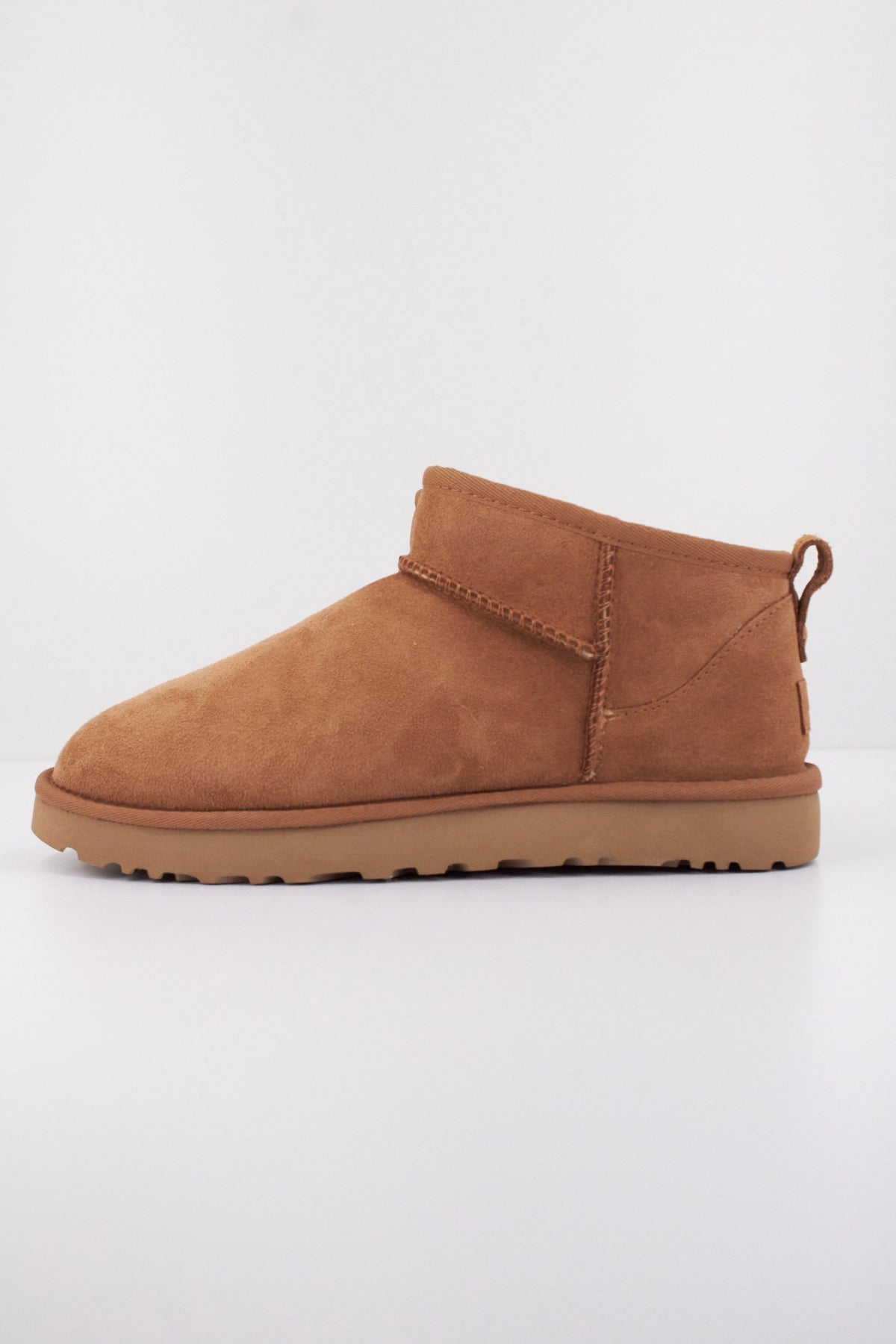 UGG CLASSIC ULTRA MINI en color MARRON  (1)