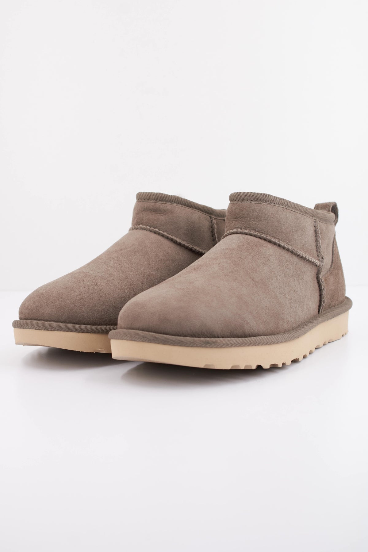UGG CLASSIC ULTRA MINI en color GRIS  (2)