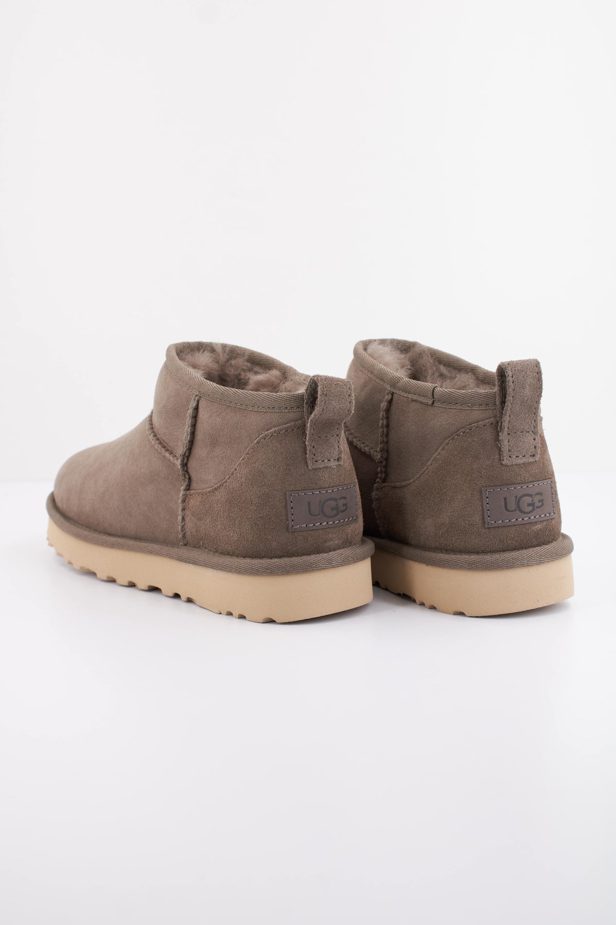 UGG CLASSIC ULTRA MINI en color GRIS  (4)