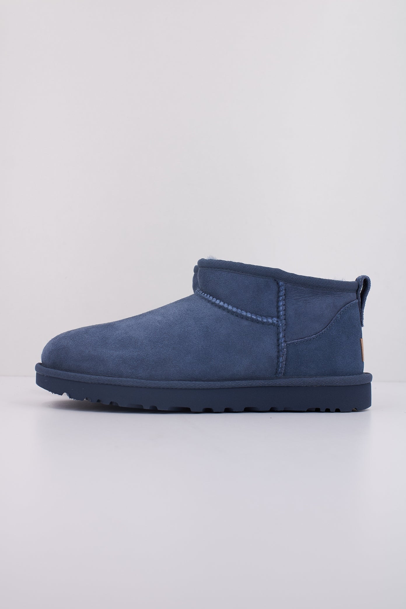 UGG W CLASSIC ULTRA MINI en color AZUL  (1)