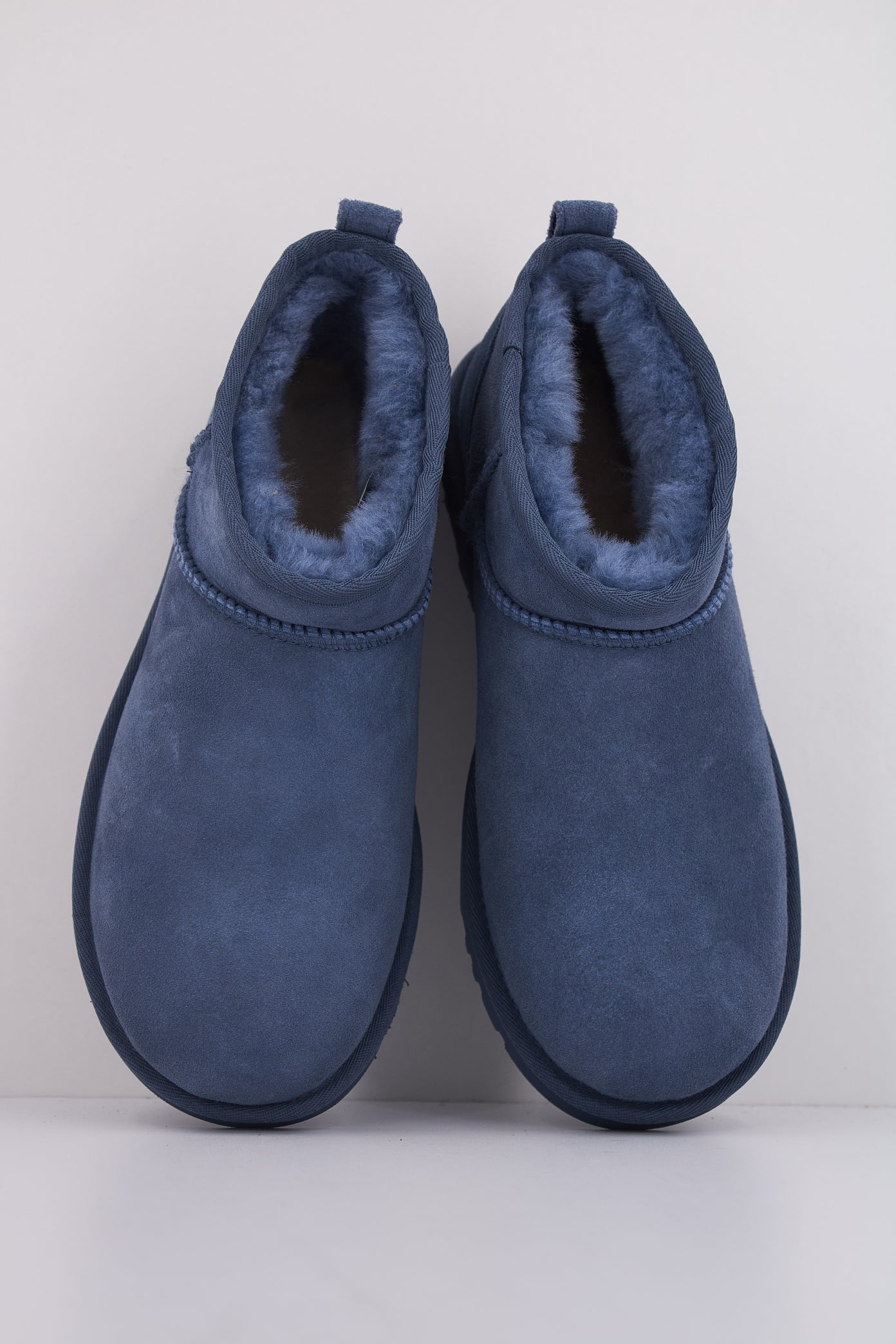 UGG W CLASSIC ULTRA MINI en color AZUL  (3)