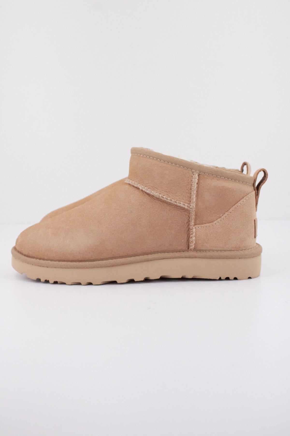 UGG W CLASSIC ULTRA MINI en color MARRON CLARO  (1)