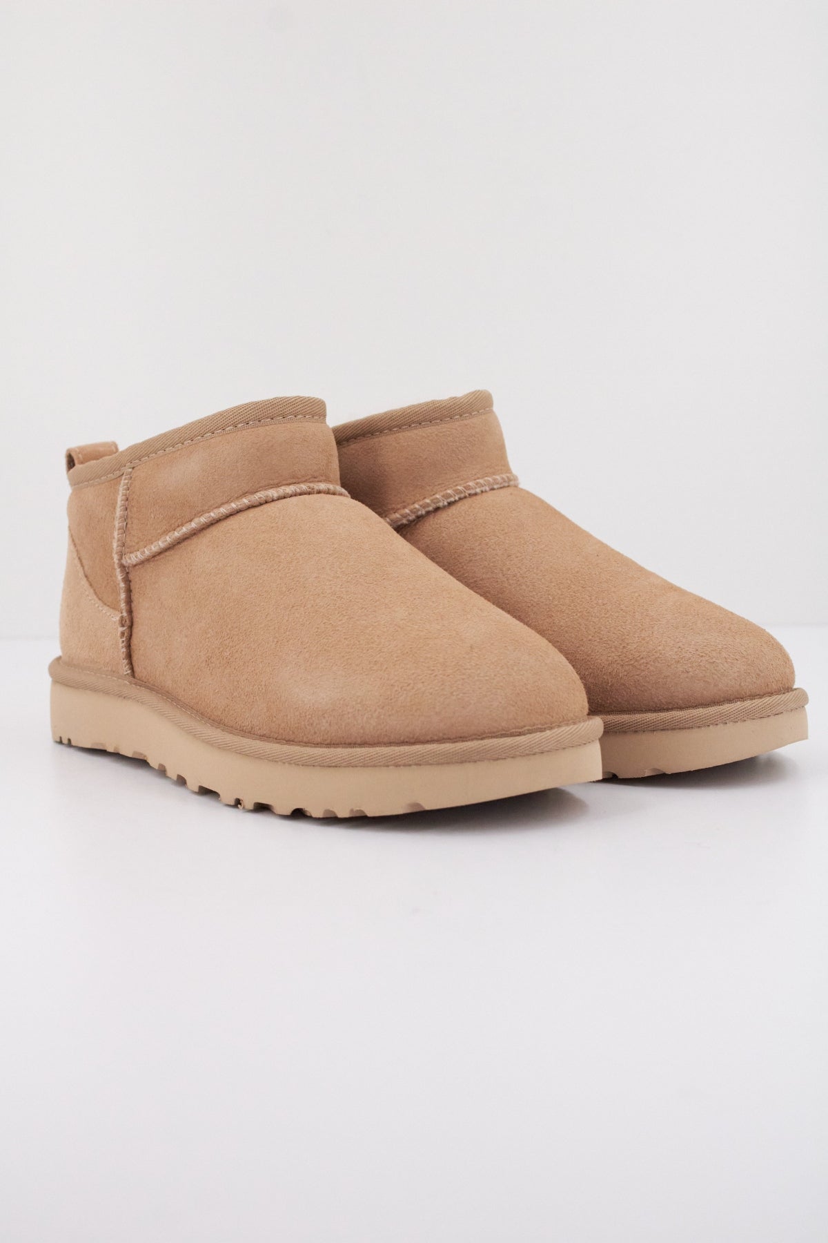 UGG W CLASSIC ULTRA MINI en color MARRON CLARO  (2)