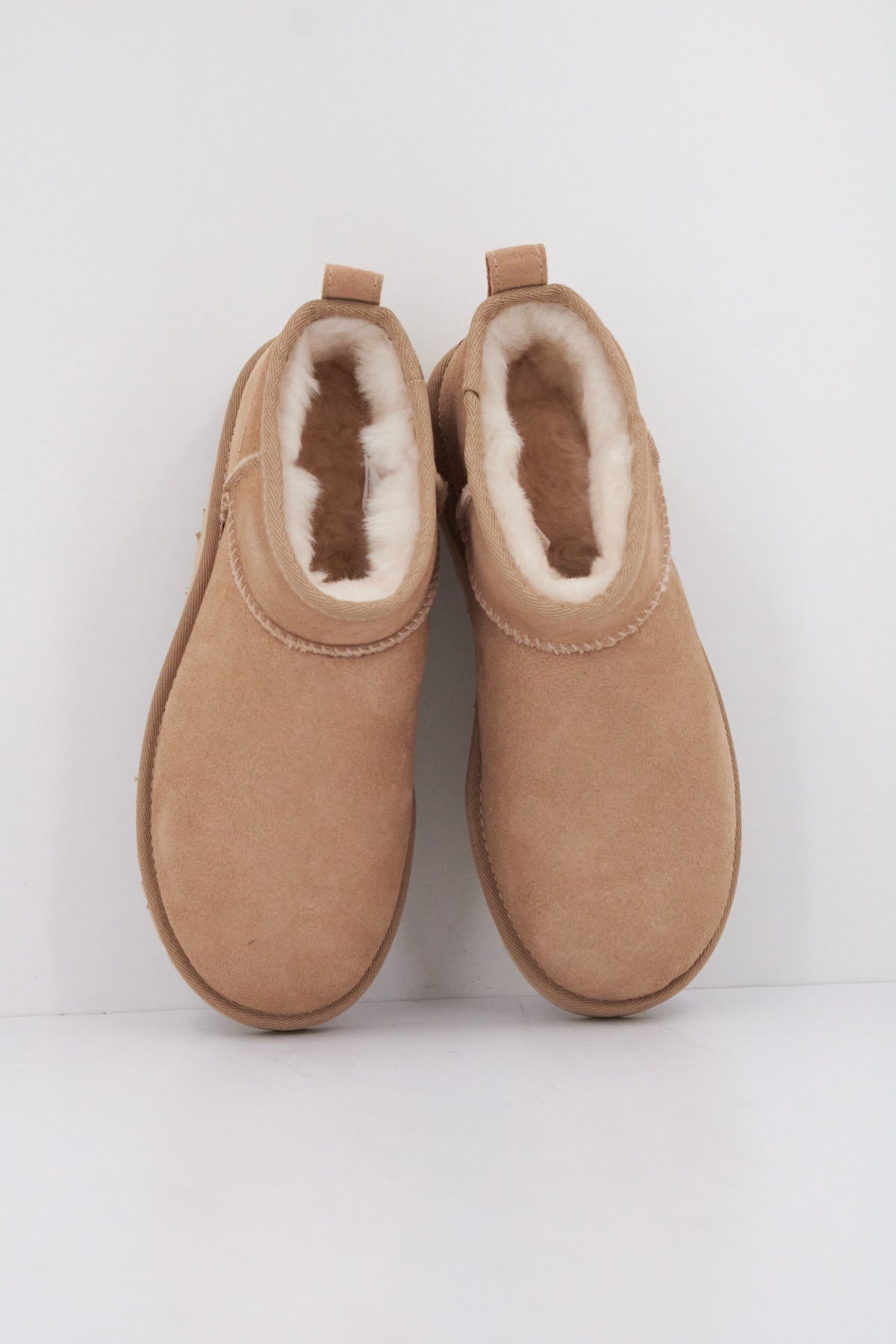 UGG W CLASSIC ULTRA MINI en color MARRON CLARO  (3)