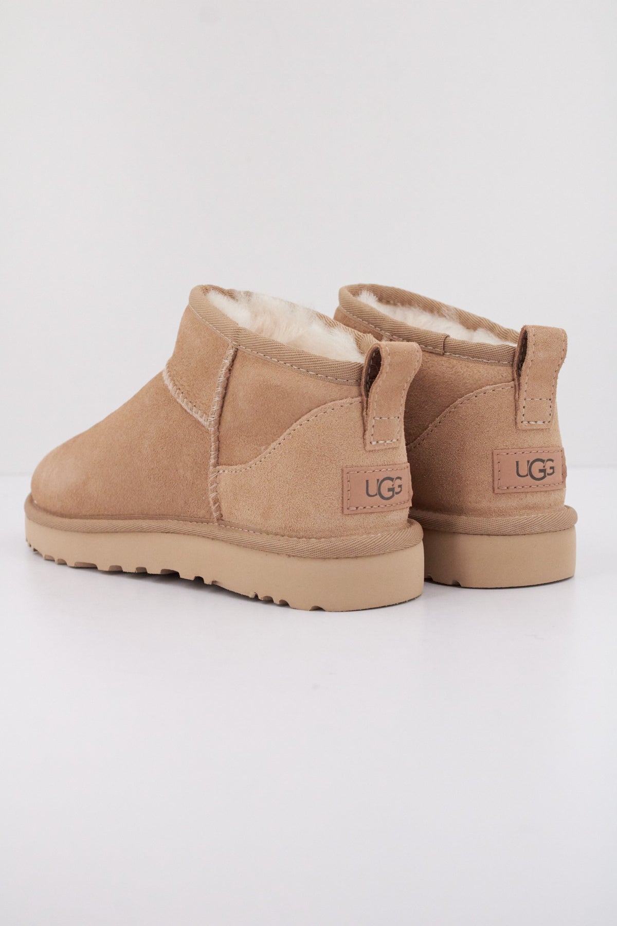 UGG W CLASSIC ULTRA MINI en color MARRON CLARO  (4)