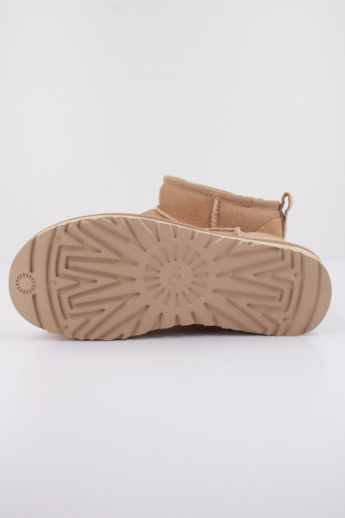 UGG W CLASSIC ULTRA MINI en color MARRON CLARO  (5)