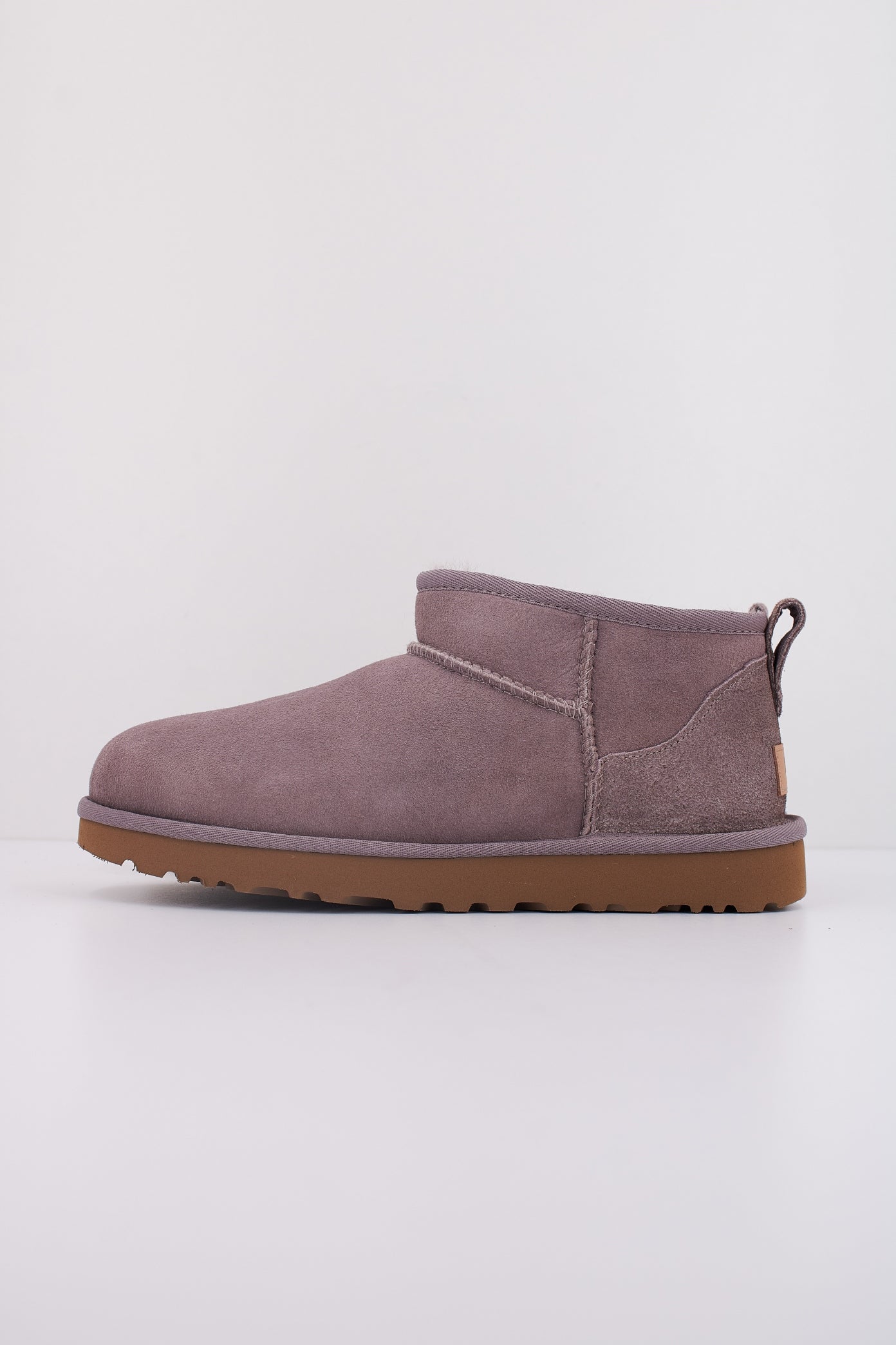 UGG W CLASSIC ULTRA MINI en color VIOLETA  (1)