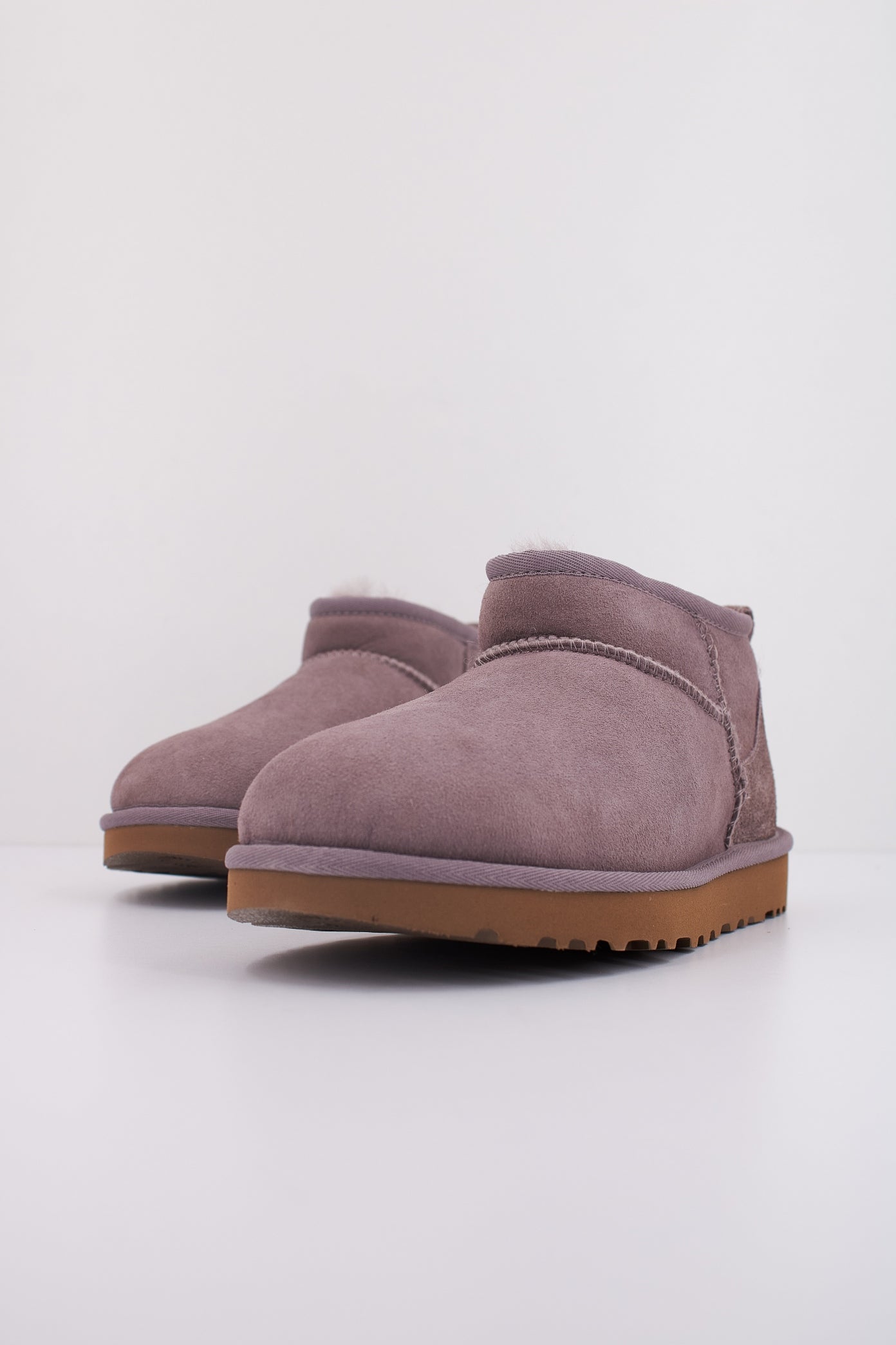 UGG W CLASSIC ULTRA MINI en color VIOLETA  (2)