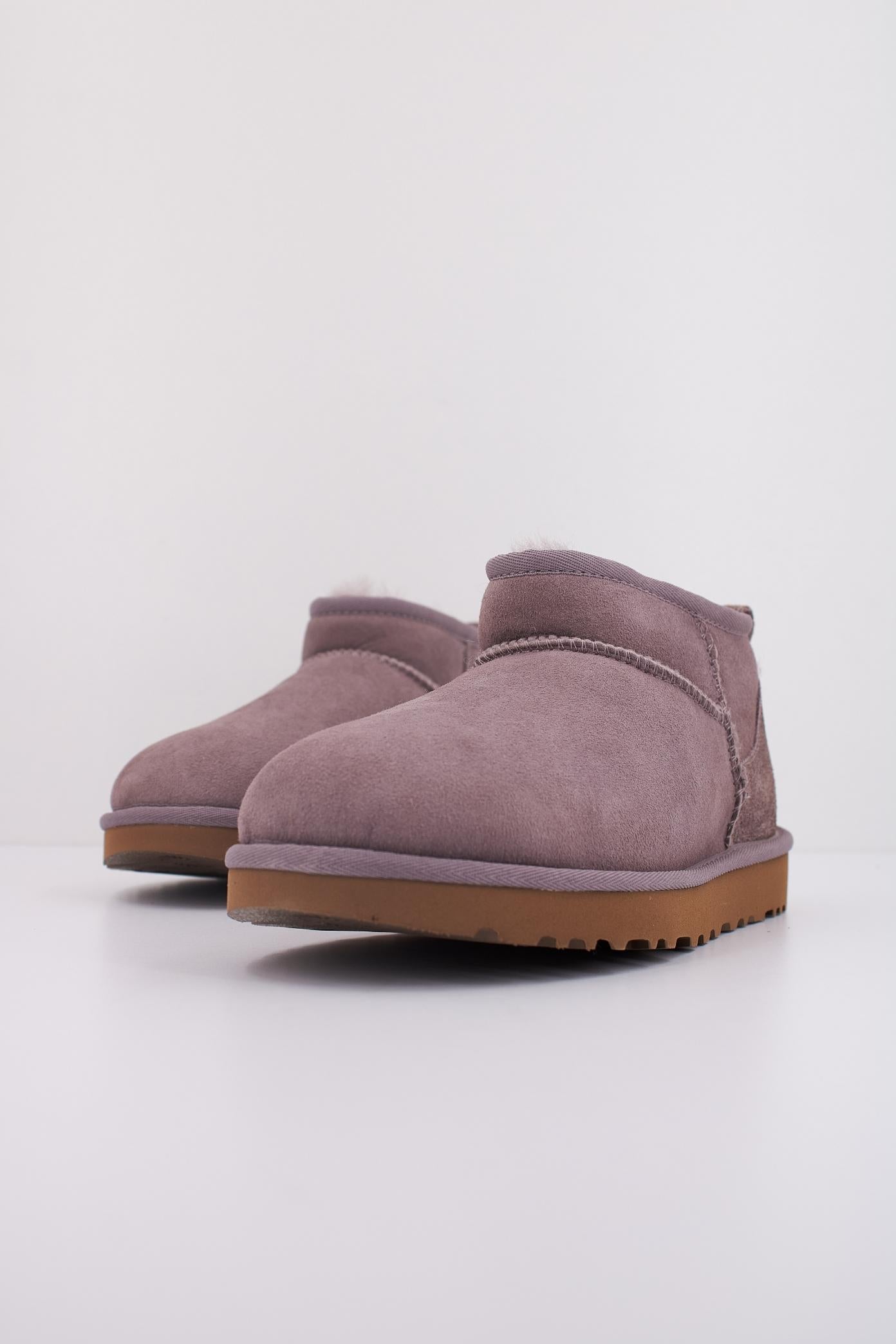 UGG W CLASSIC ULTRA MINI en color VIOLETA  (2)