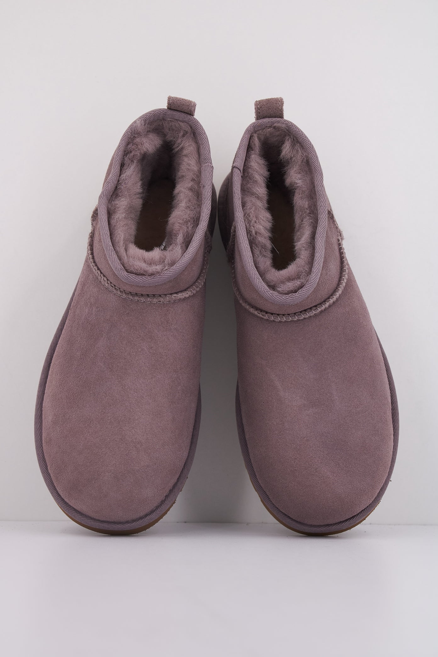 UGG W CLASSIC ULTRA MINI en color VIOLETA  (3)