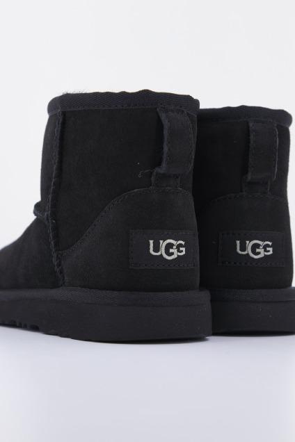 UGG K CLASSIC MINI II en color NEGRO  (3)