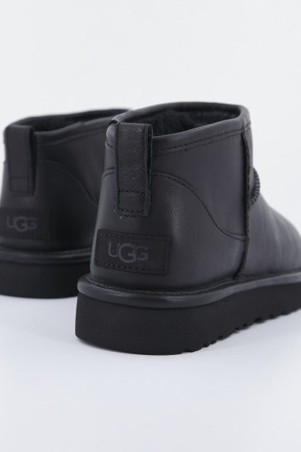 UGG W CLASSIC ULTRA MINI en color NEGRO  (3)
