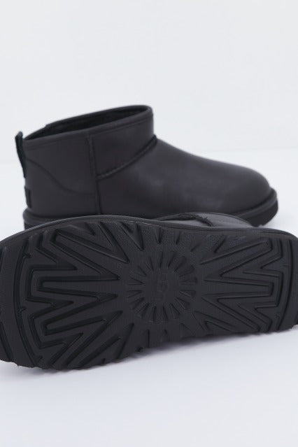 UGG W CLASSIC ULTRA MINI en color NEGRO  (4)