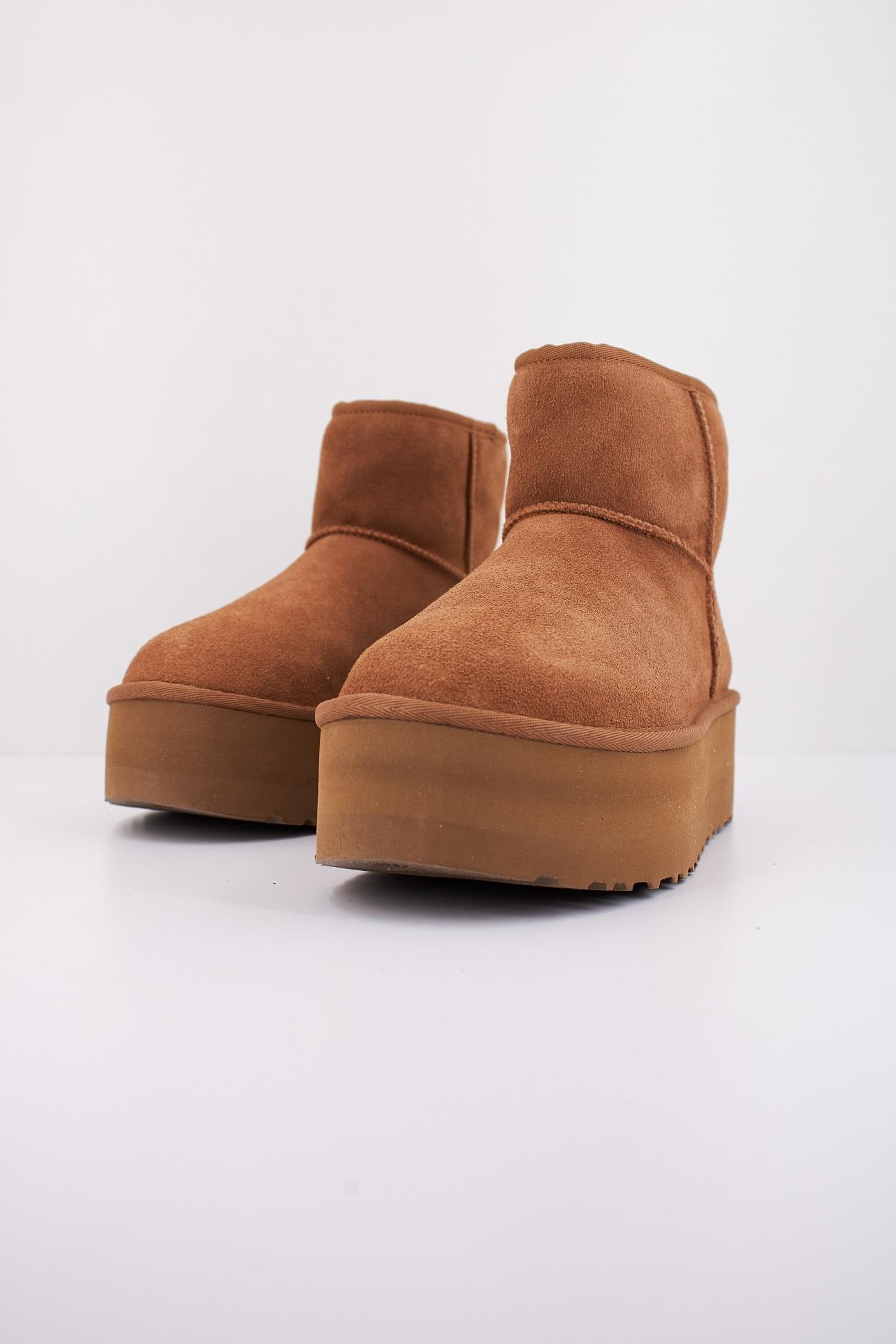 UGG W CLASSIC MINI PLATFORM en color MARRON CLARO  (2)