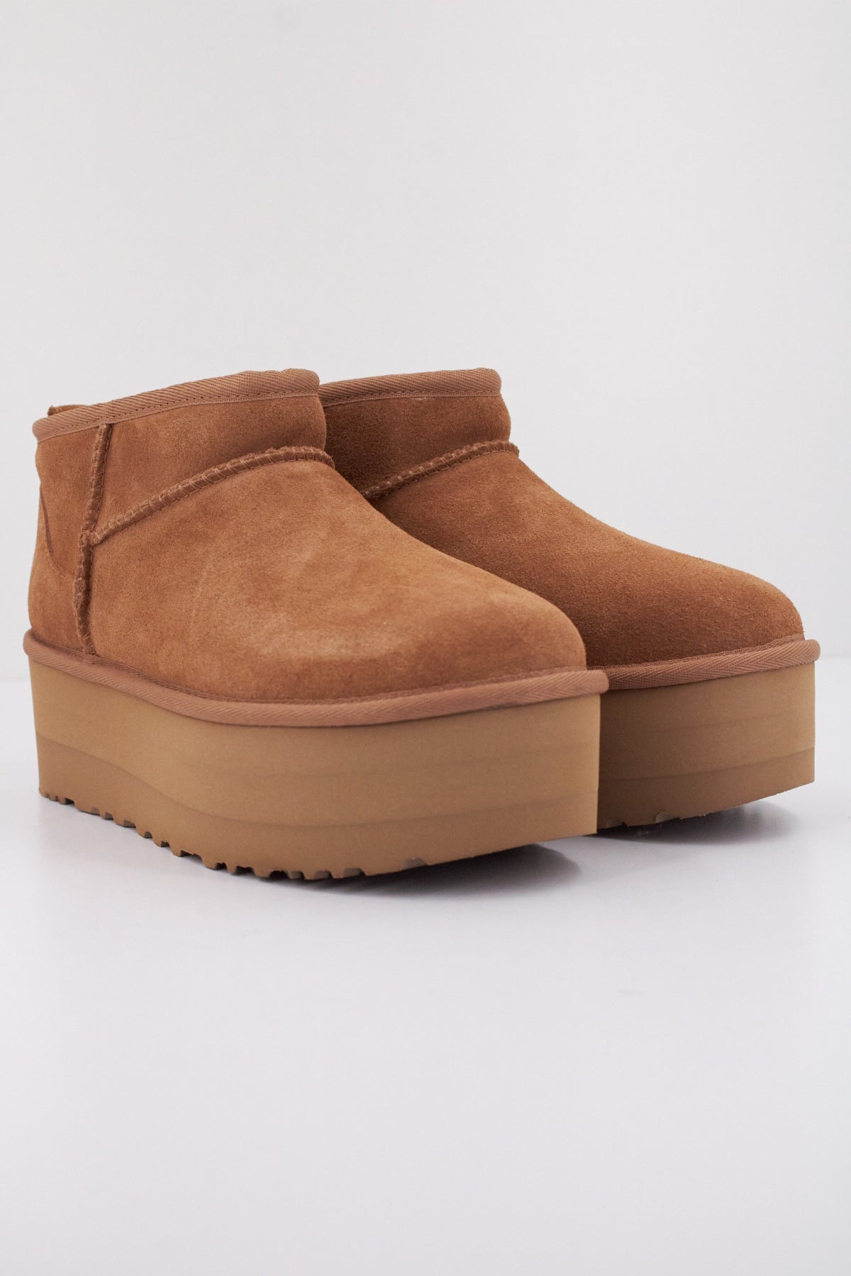 UGG CLASSIC ULTRA MINI PLATF en color MARRON  (2)