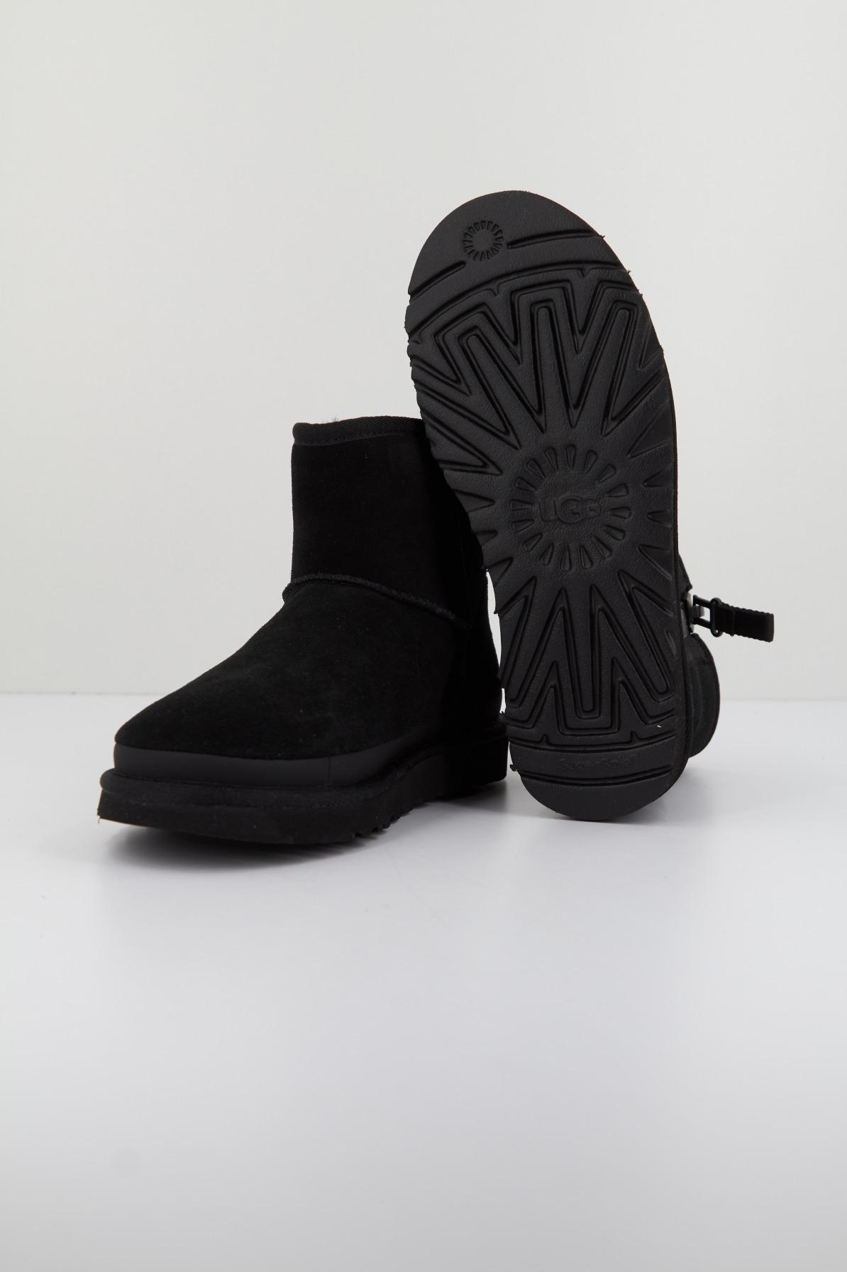 UGG W CLASSIC MINI ZIPPER TAPE en color NEGRO  (4)