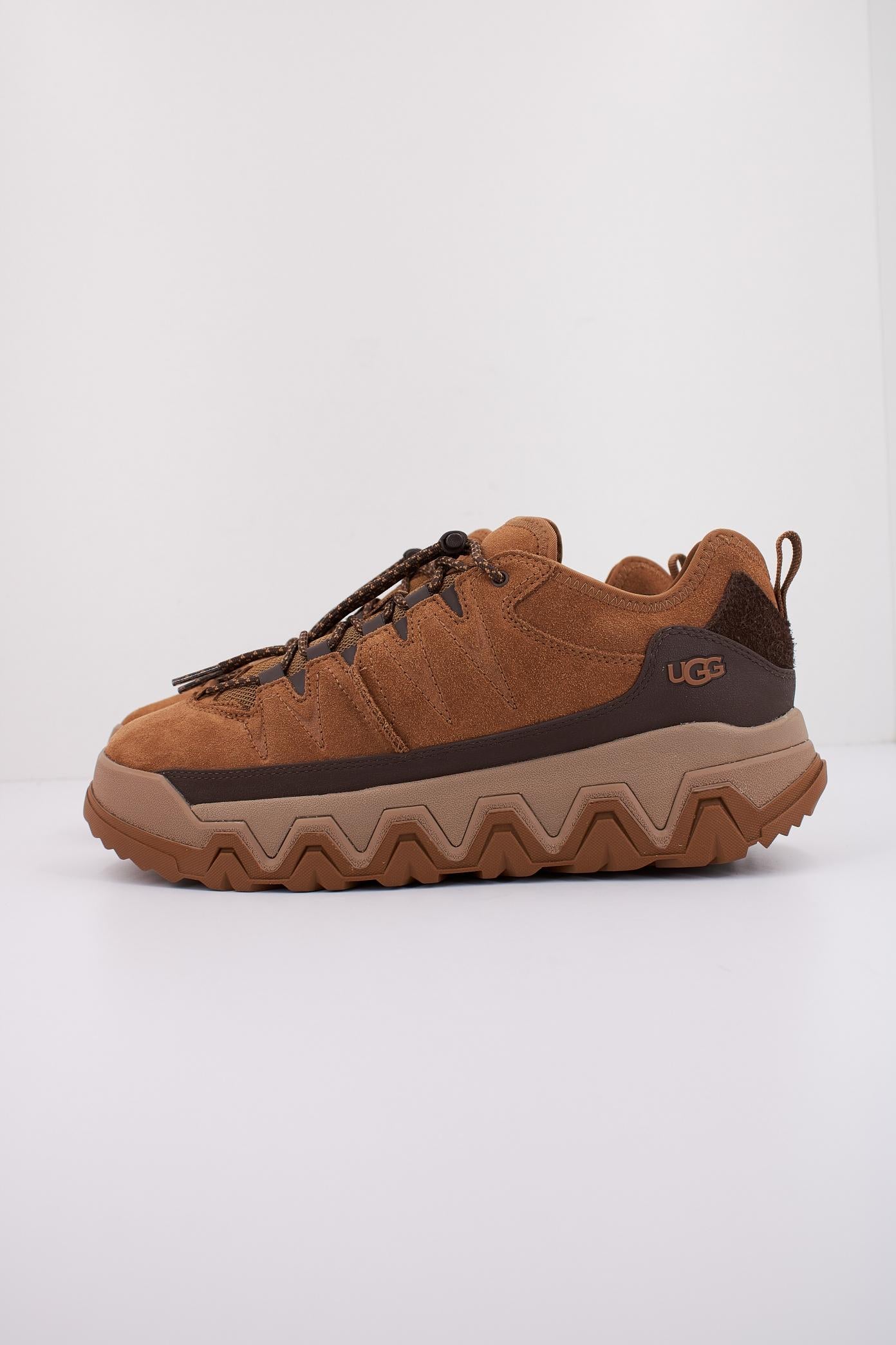 UGG M CAPTRAIL LOW en color MARRON CLARO  (1)