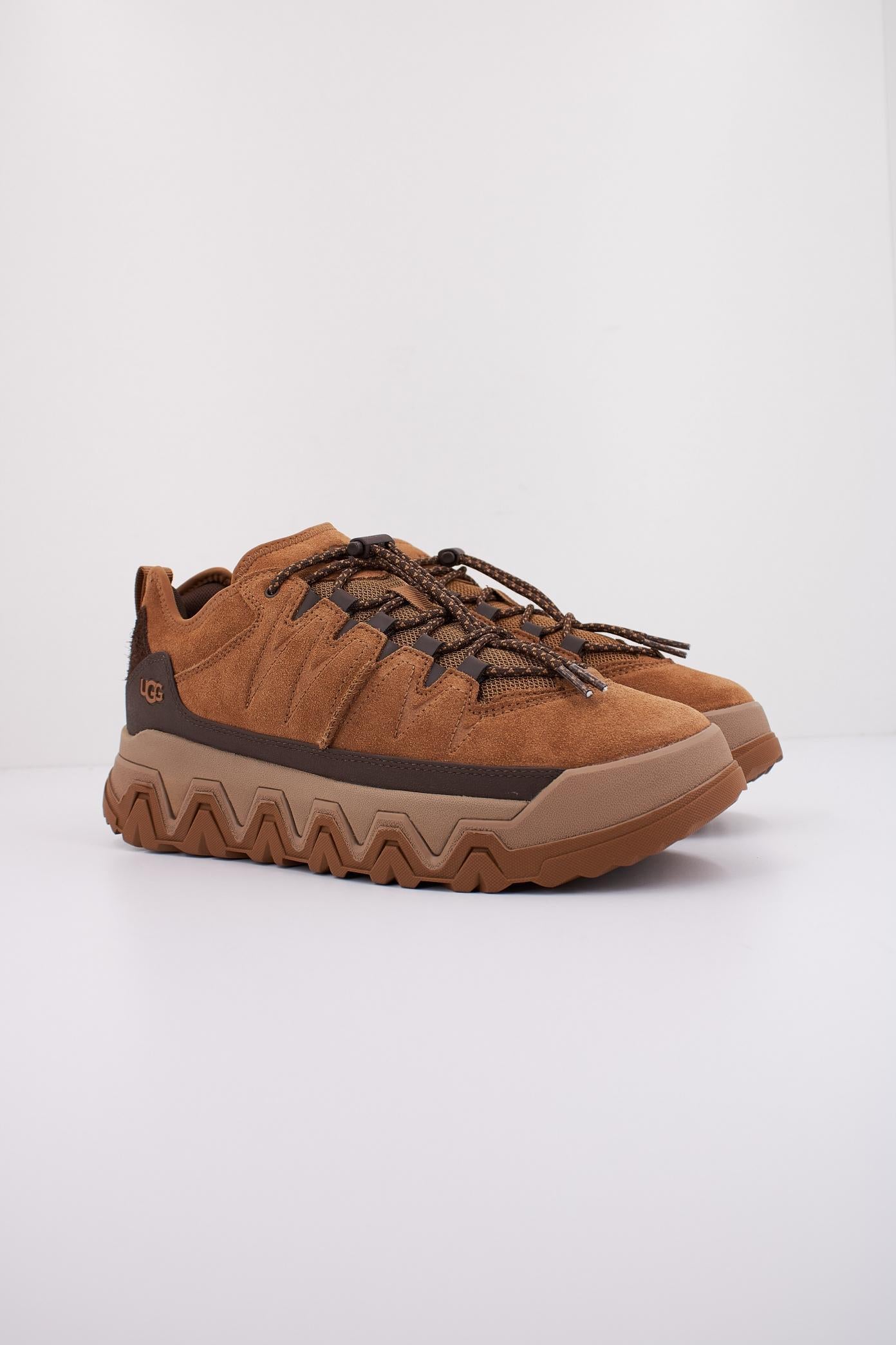 UGG M CAPTRAIL LOW en color MARRON CLARO  (2)