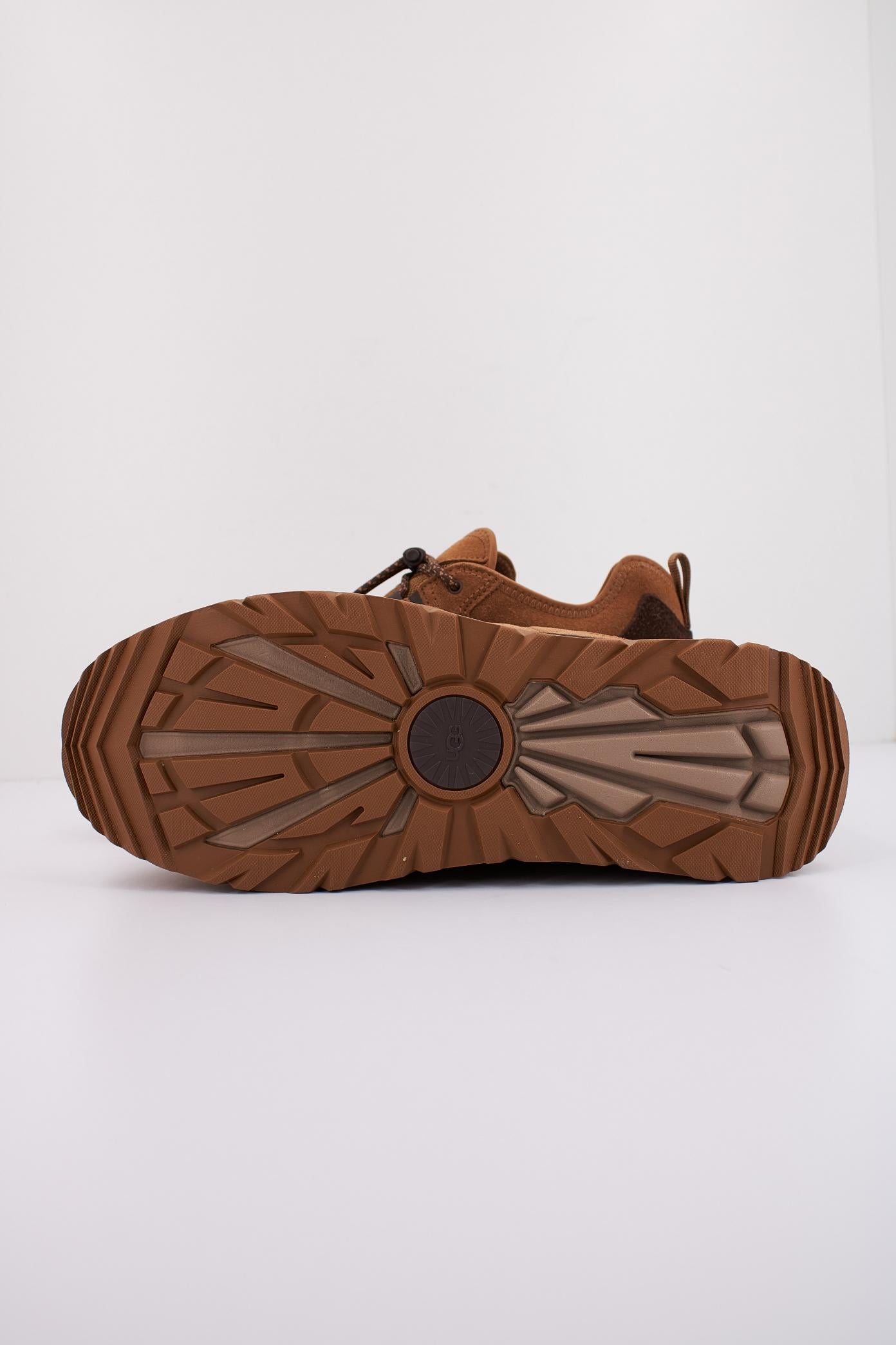UGG M CAPTRAIL LOW en color MARRON CLARO  (5)