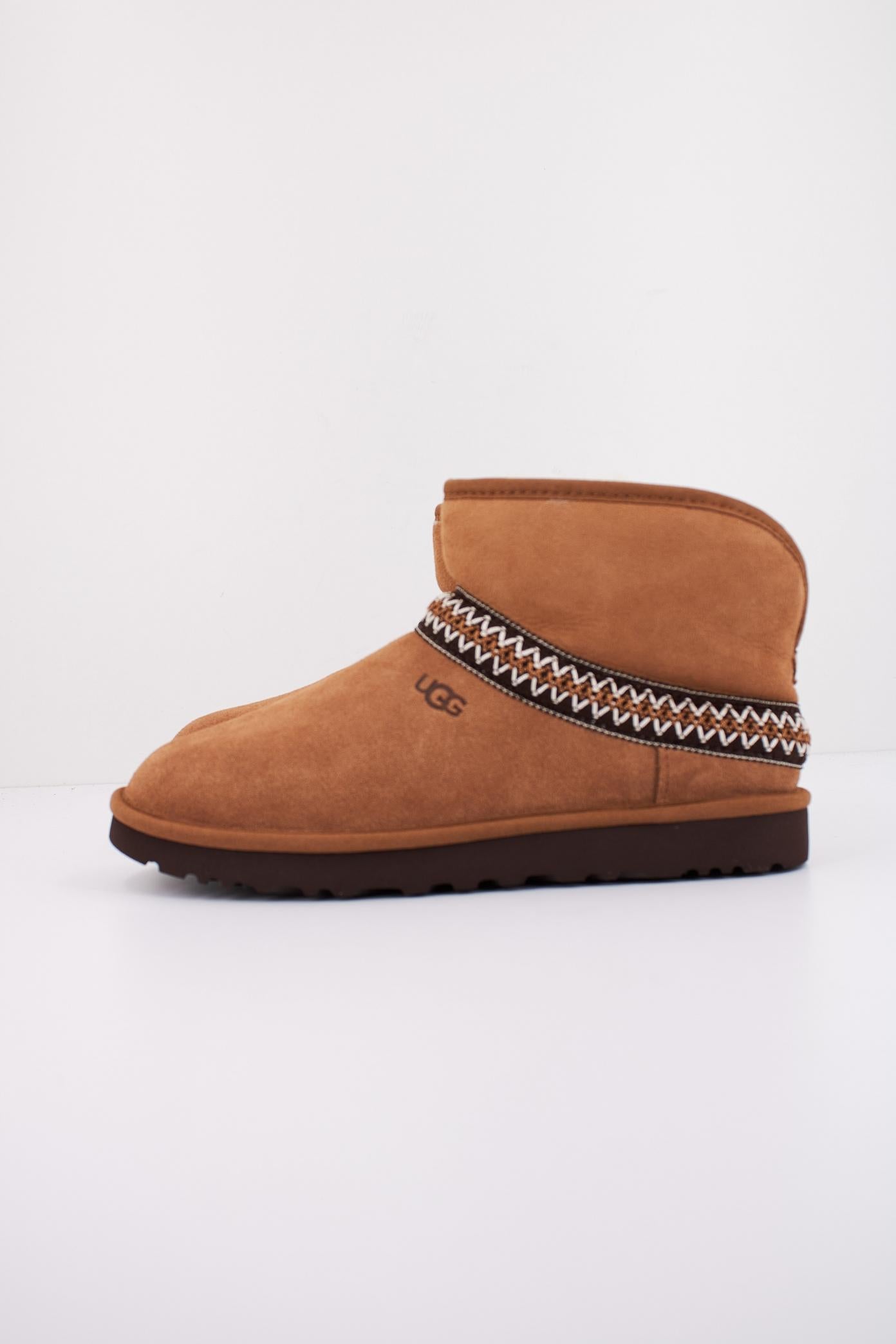 UGG CLASSIC MINI CRESCENT en color MARRON  (1)
